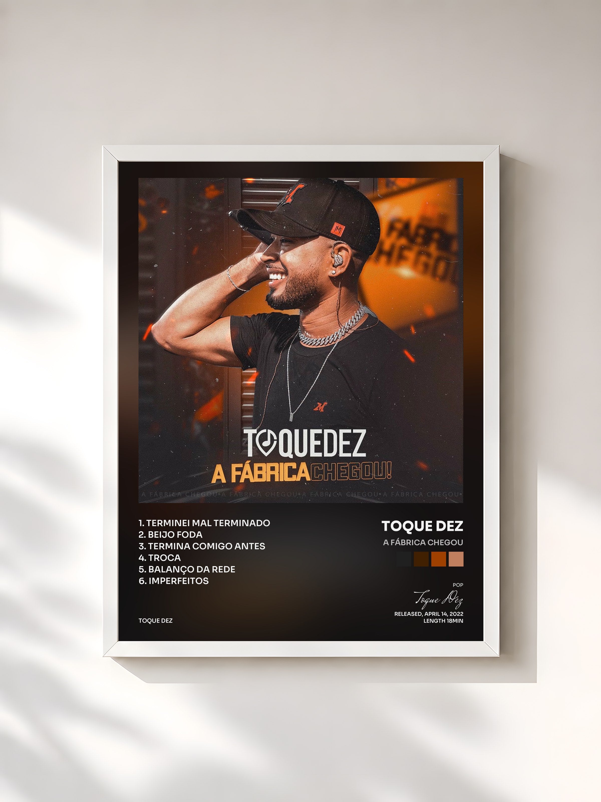 #blanc Tableau de l'album A Fábrica Chegou de Toque Dez, cadre blanc, imprimé et encadré en France