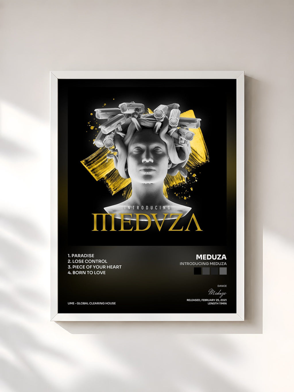 #blanc Introducing MEDUZA de Meduza en lámina enmarcada, marco blanco, impresa y enmarcada en Francia