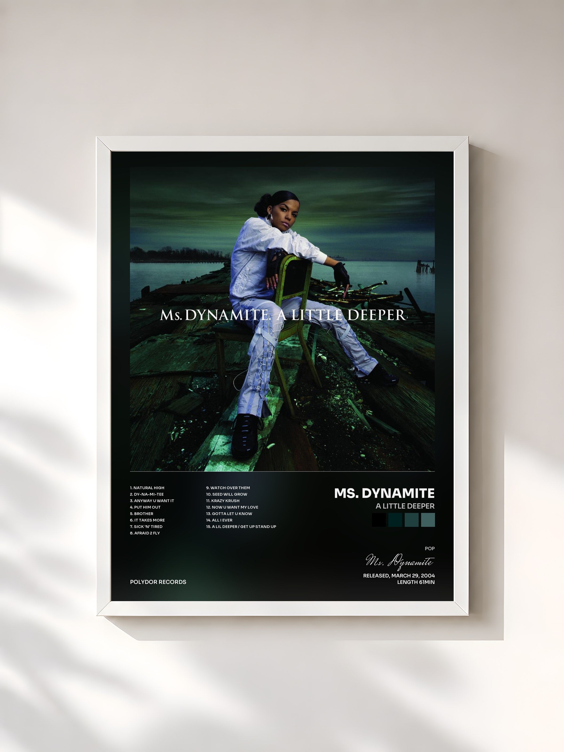 #blanc Tableau de l'album A Little Deeper de Ms. Dynamite, cadre blanc, imprimé et encadré en France