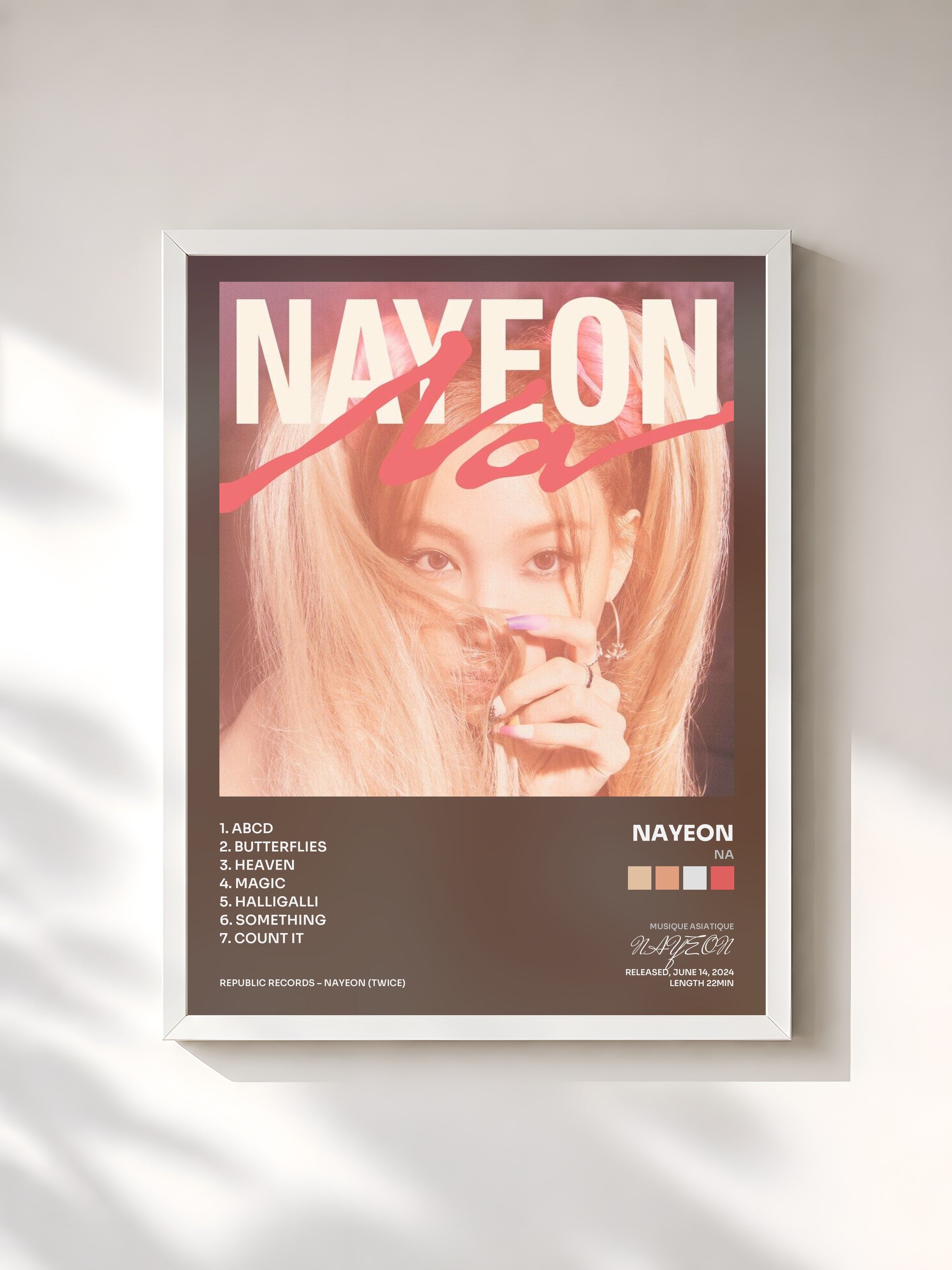 #blanc Tableau de l'album NA de NAYEON, cadre blanc, imprimé et encadré en France