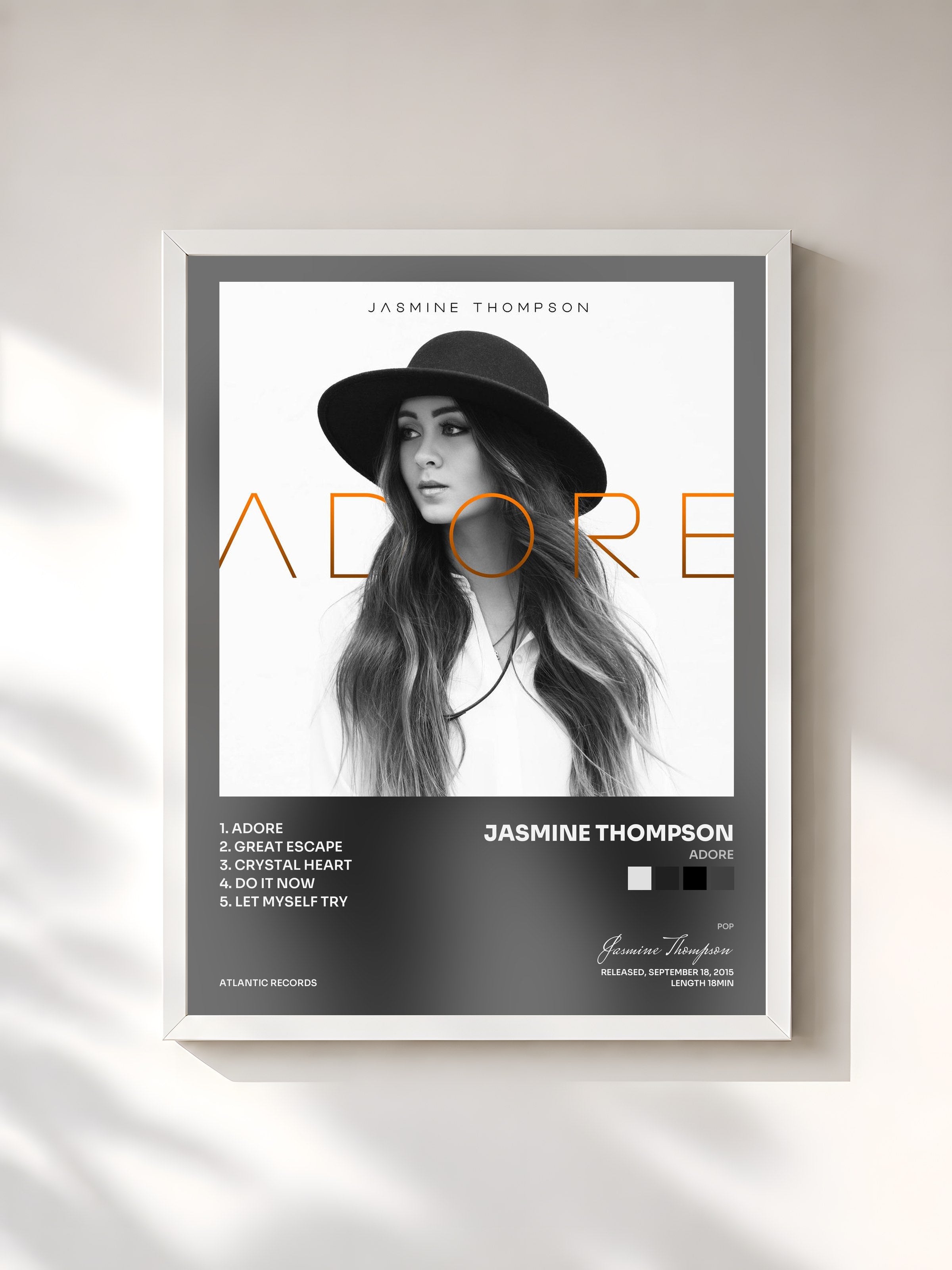 #blanc Tableau de l'album Adore de Jasmine Thompson, cadre blanc, imprimé et encadré en France