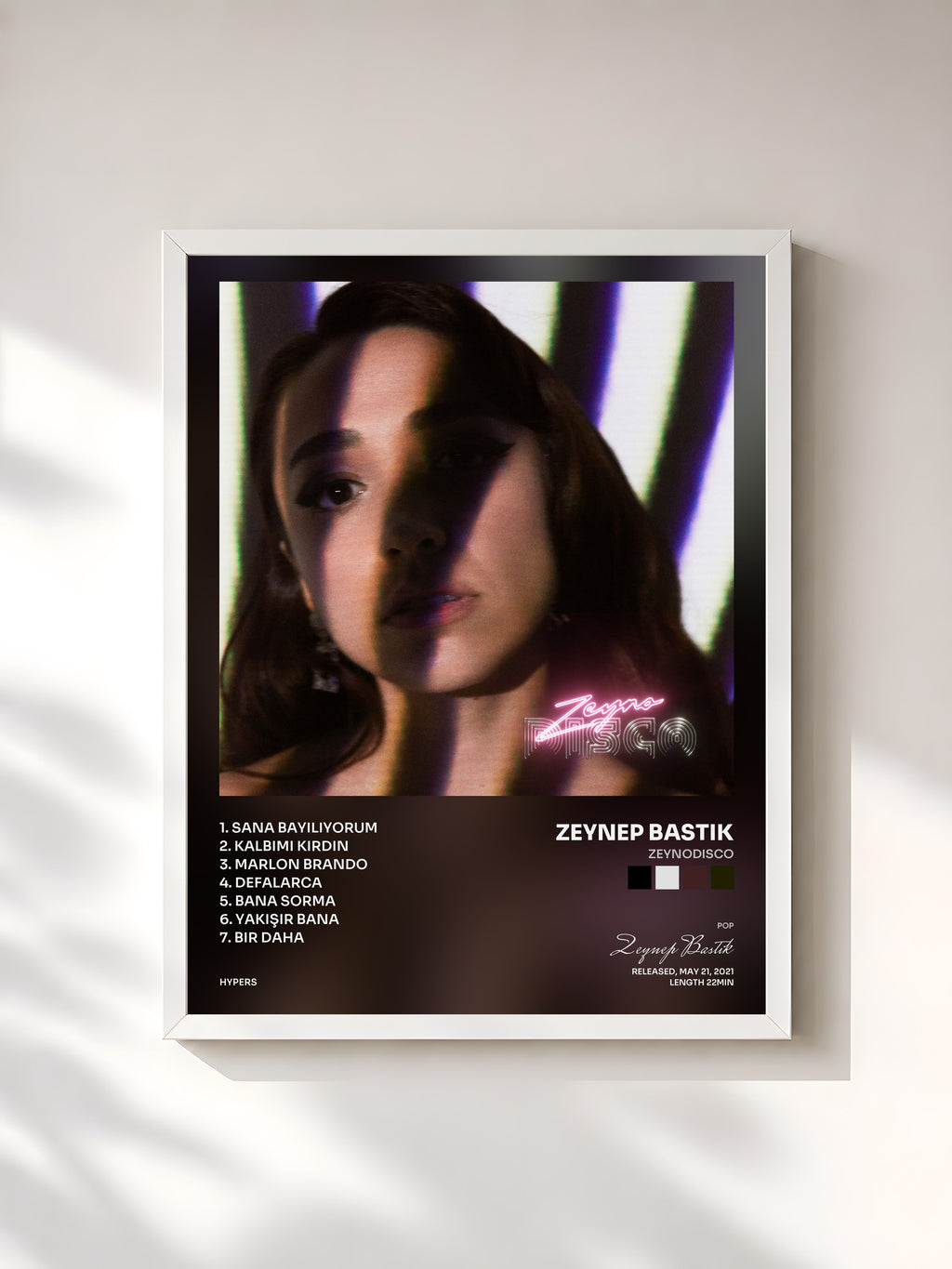 #blanc Tableau de l'album Zeynodisco de Zeynep Bastık, cadre blanc, imprimé et encadré en France