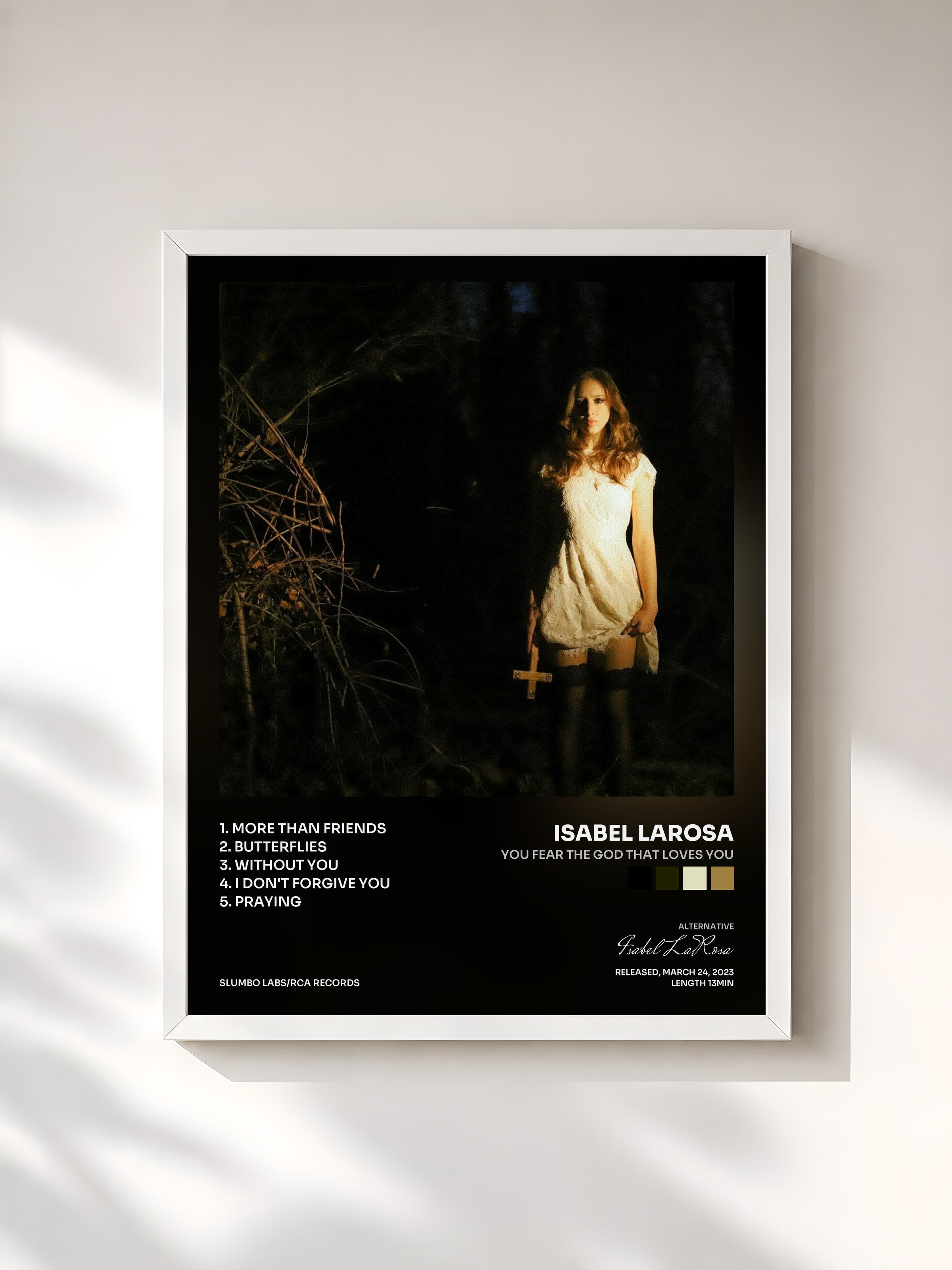 #blanc Tableau de l'album YOU FEAR THE GOD THAT LOVES YOU de Isabel LaRosa, cadre blanc, imprimé et encadré en France
