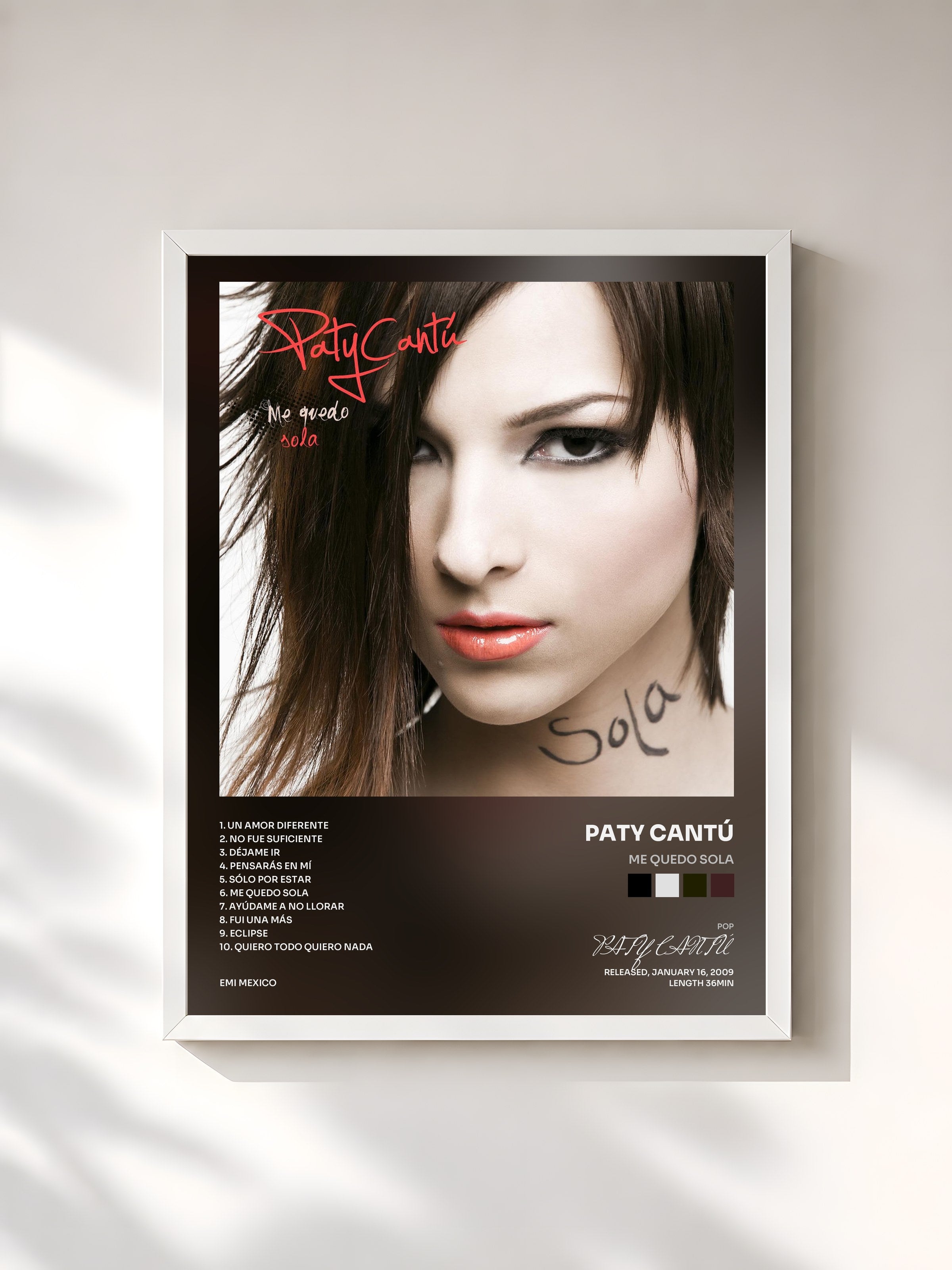 #blanc Tableau de l'album Me Quedo Sola de PATY CANTÚ, cadre blanc, imprimé et encadré en France