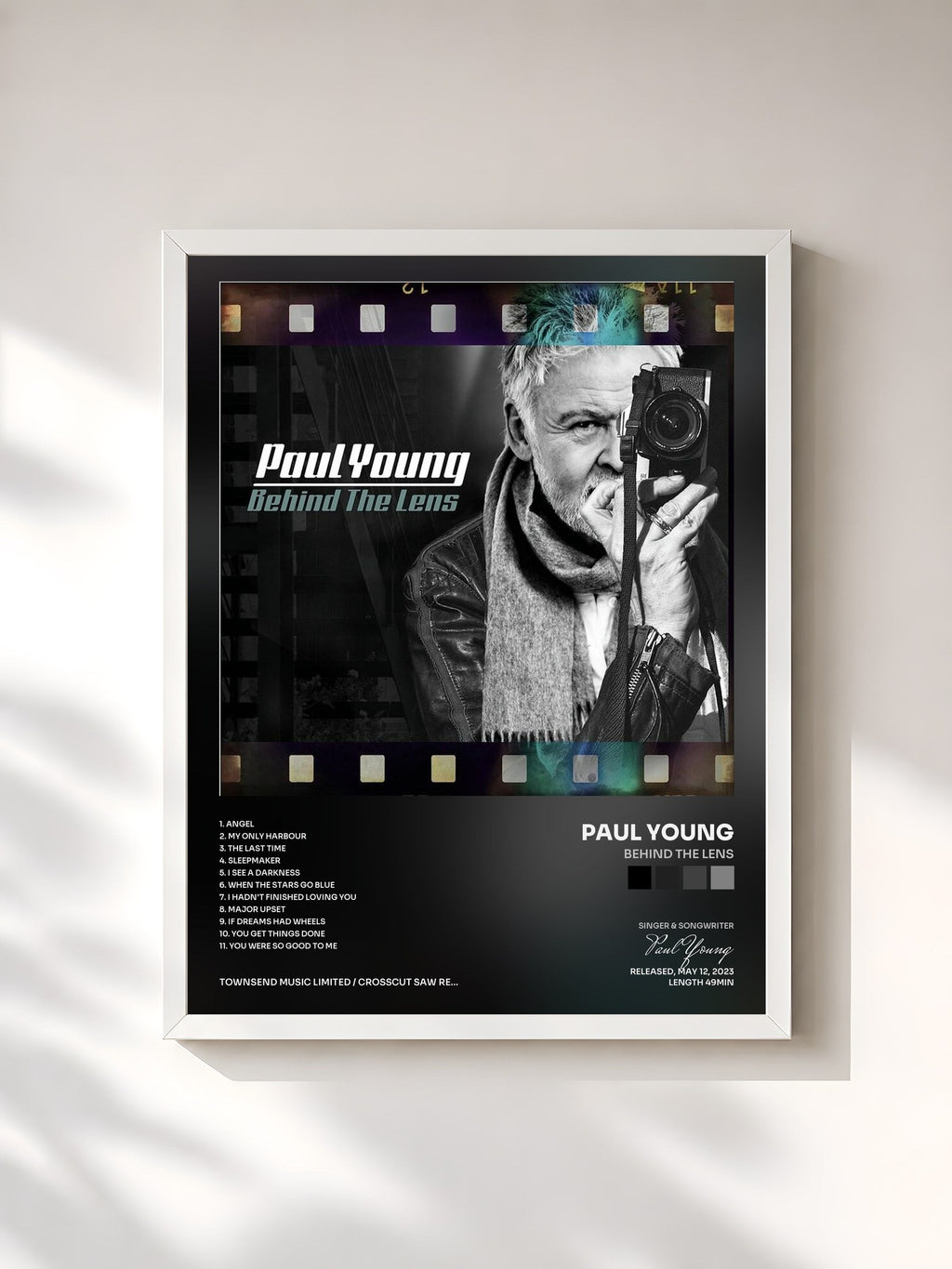 #blanc Behind The Lens von Paul Young als gerahmter Kunstdruck, weißer Rahmen, gedruckt und gerahmt in Frankreich