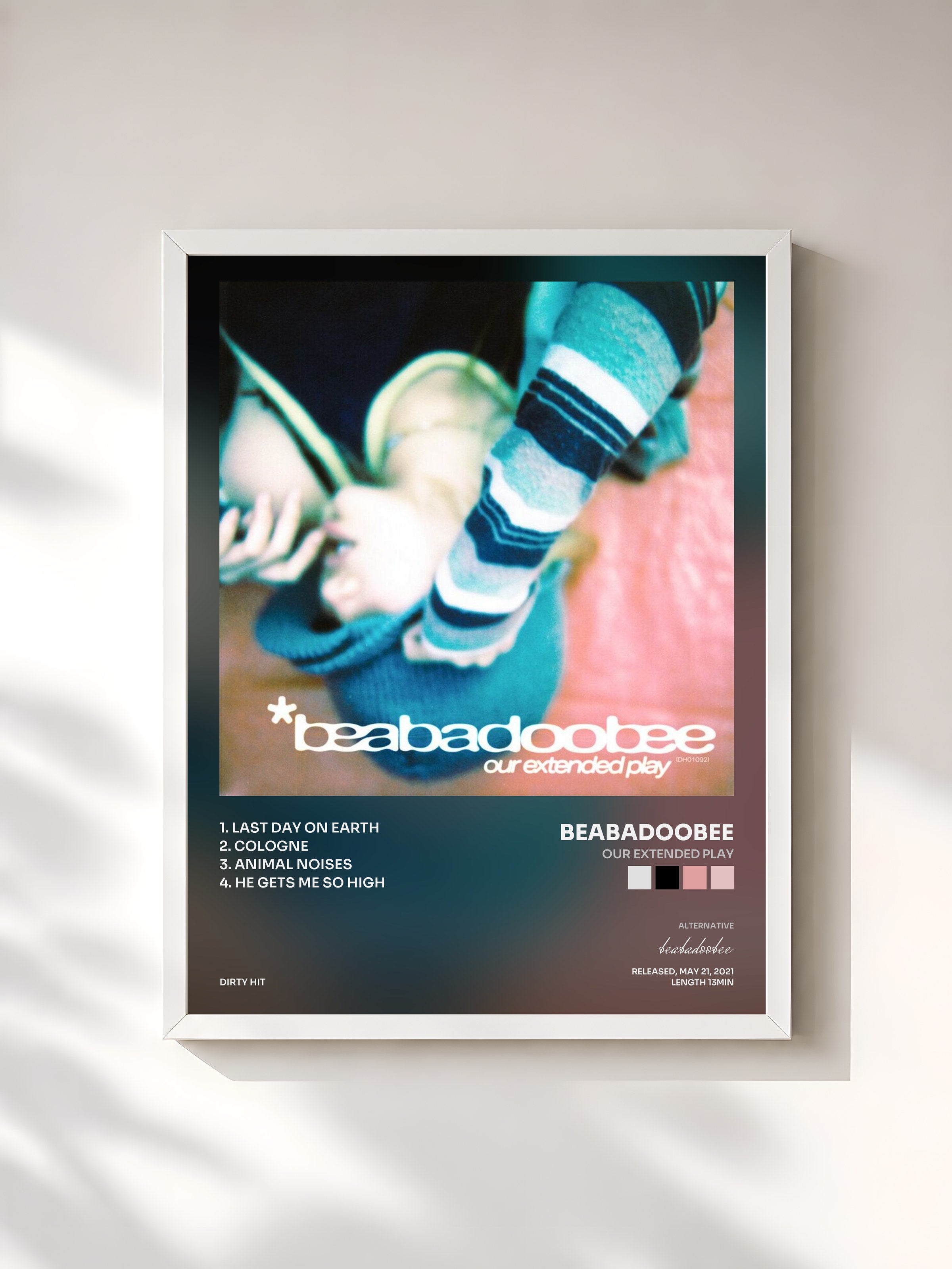 #blanc Tableau de l'album Our Extended Play de beabadoobee, cadre blanc, imprimé et encadré en France