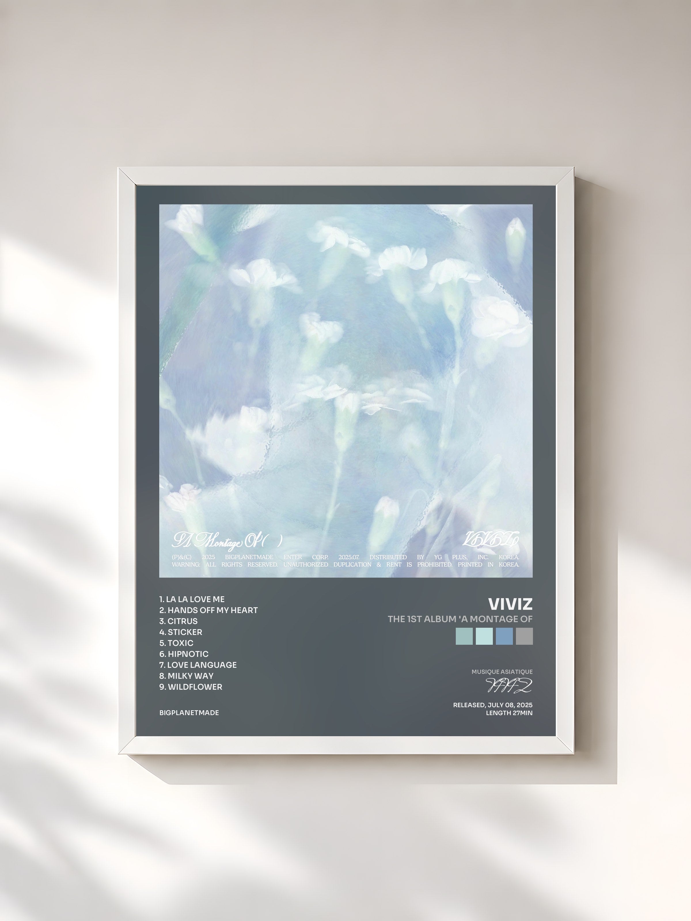 #blanc Tableau de l'album The 1st Album 'A Montage of ( )' de VIVIZ, cadre blanc, imprimé et encadré en France