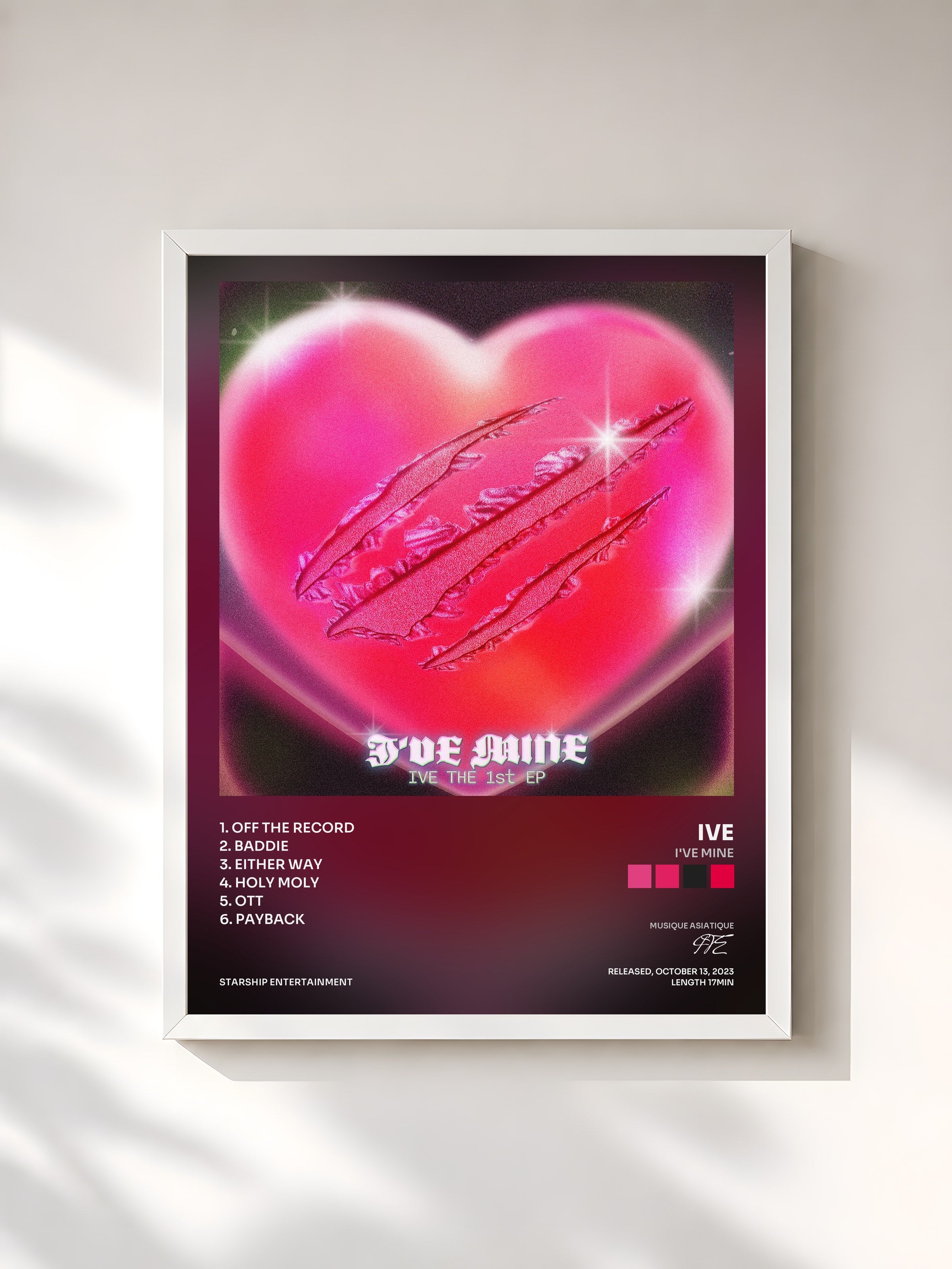 #blanc Tableau de l'album I'VE MINE de IVE, cadre blanc, imprimé et encadré en France
