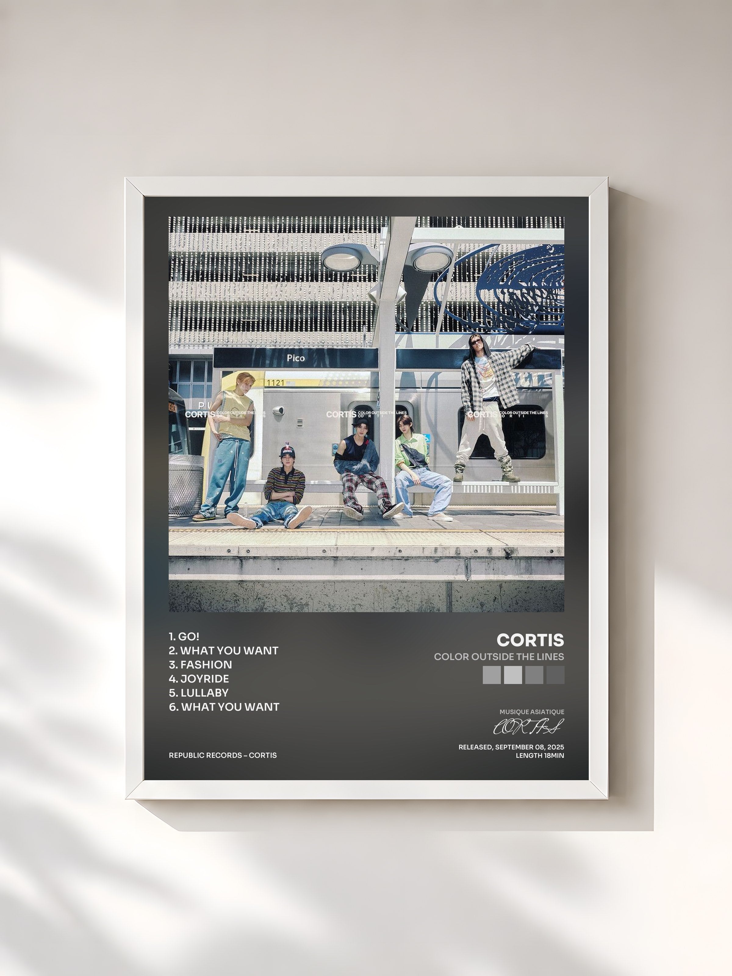 #blanc Tableau de l'album COLOR OUTSIDE THE LINES de CORTIS, cadre blanc, imprimé et encadré en France