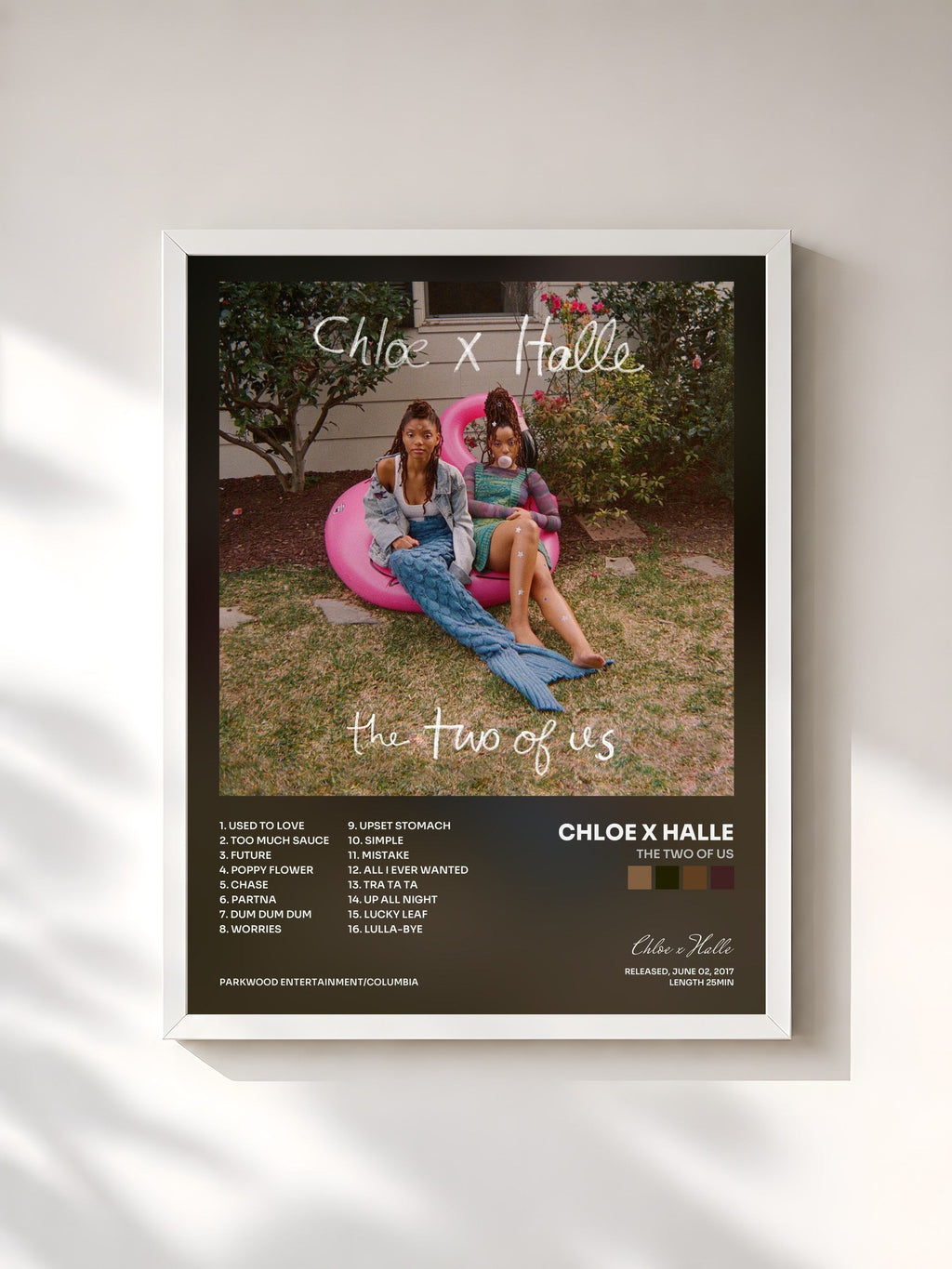 #blanc The Two of Us de Chloe x Halle en lámina enmarcada, marco blanco, impresa y enmarcada en Francia