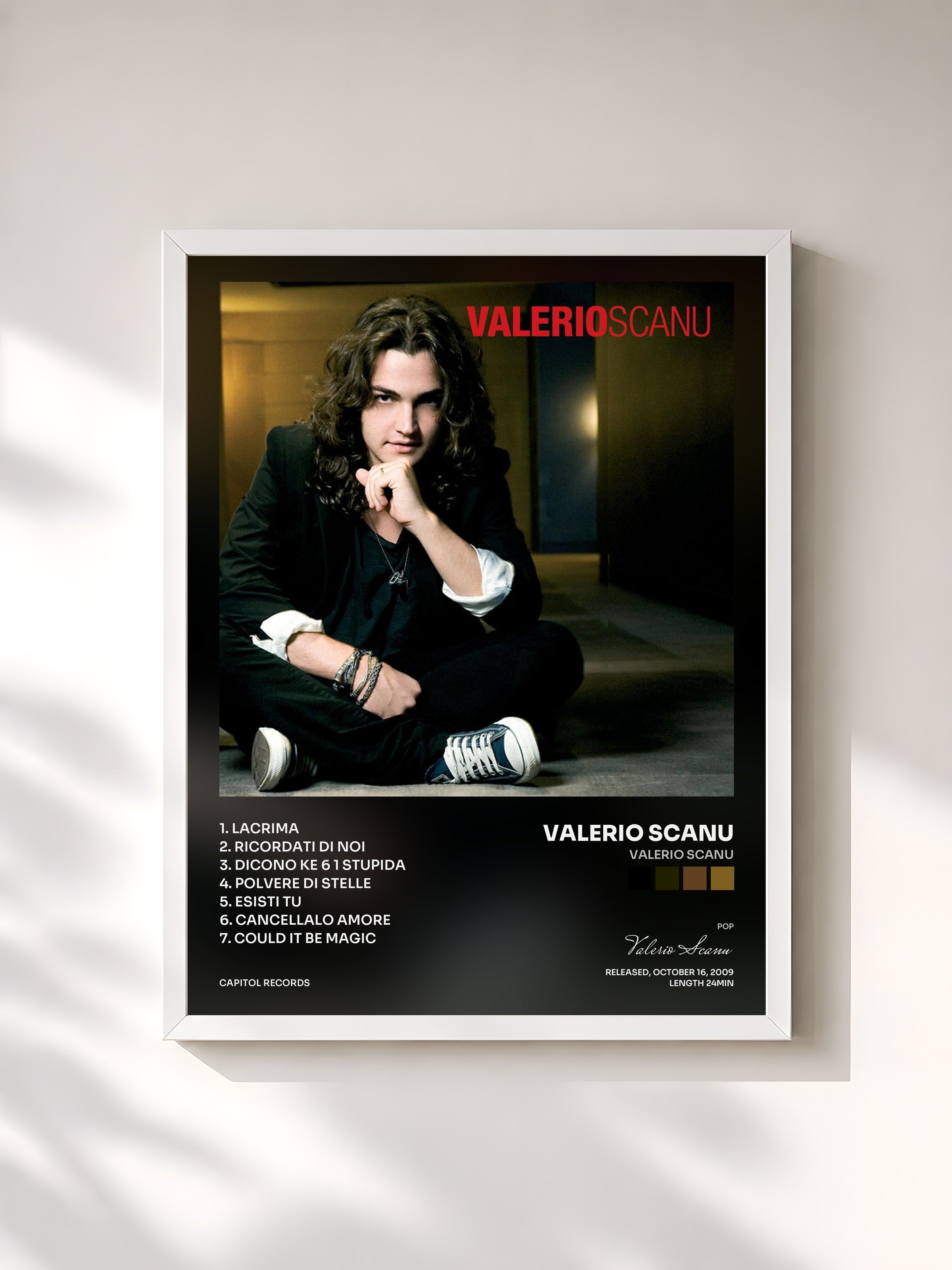 #blanc Tableau de l'album Valerio Scanu de Valerio Scanu, cadre blanc, imprimé et encadré en France