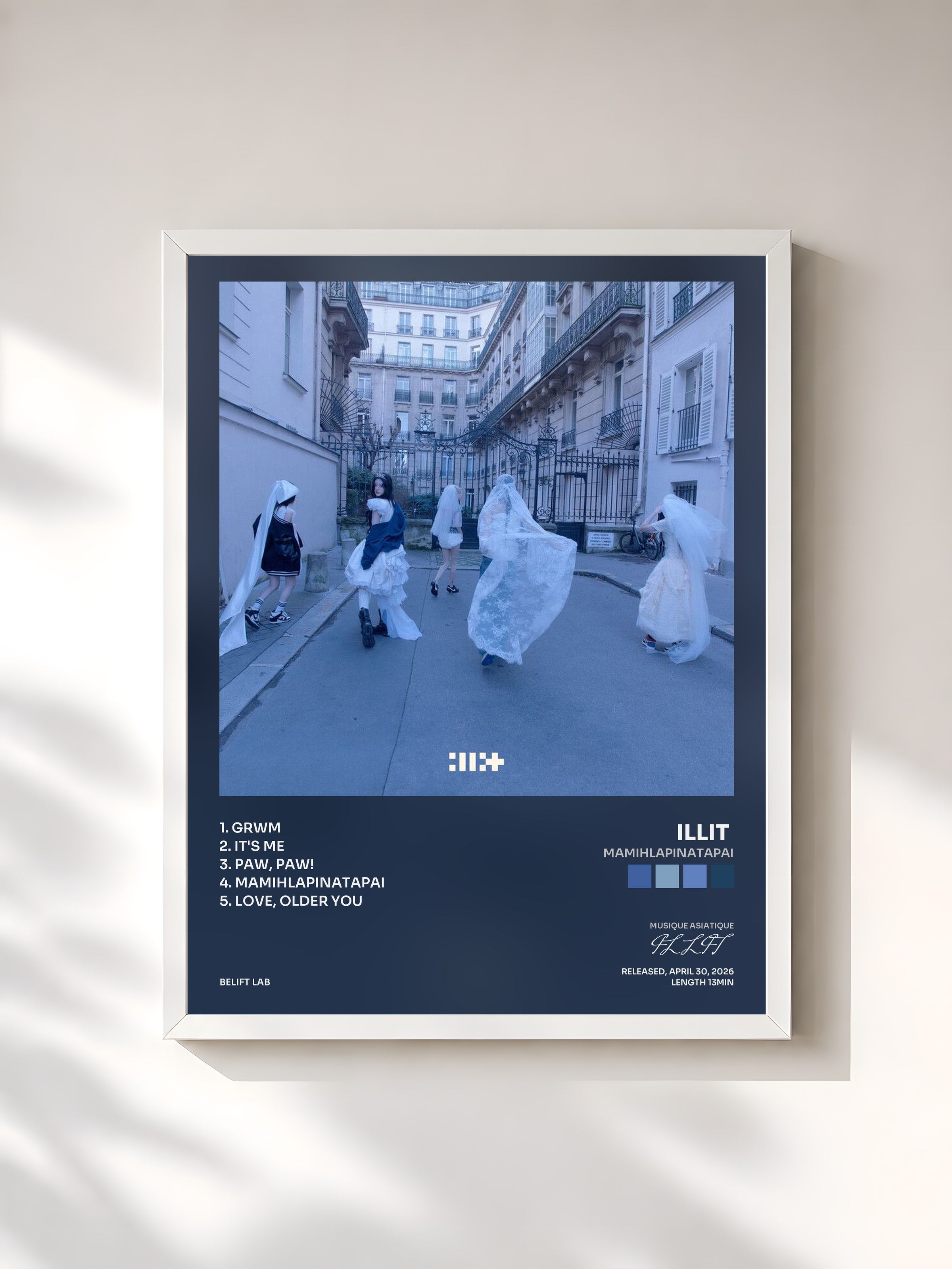 #blanc Tableau de l'album MAMIHLAPINATAPAI de ILLIT , cadre blanc, imprimé et encadré en France