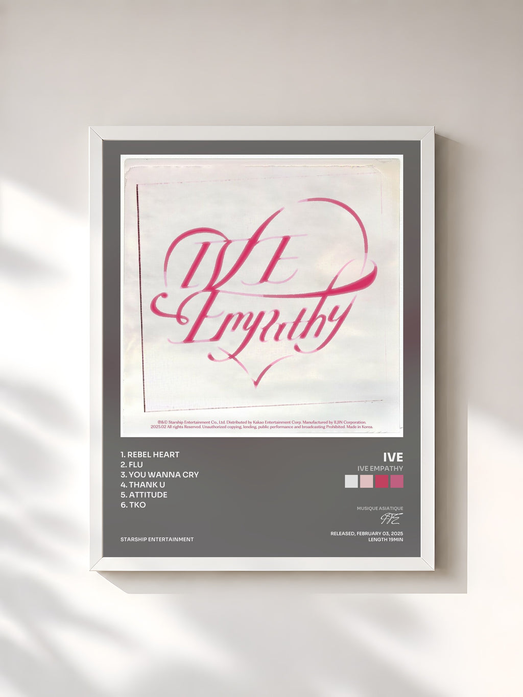 #blanc Tableau de l'album IVE EMPATHY de IVE, cadre blanc, imprimé et encadré en France