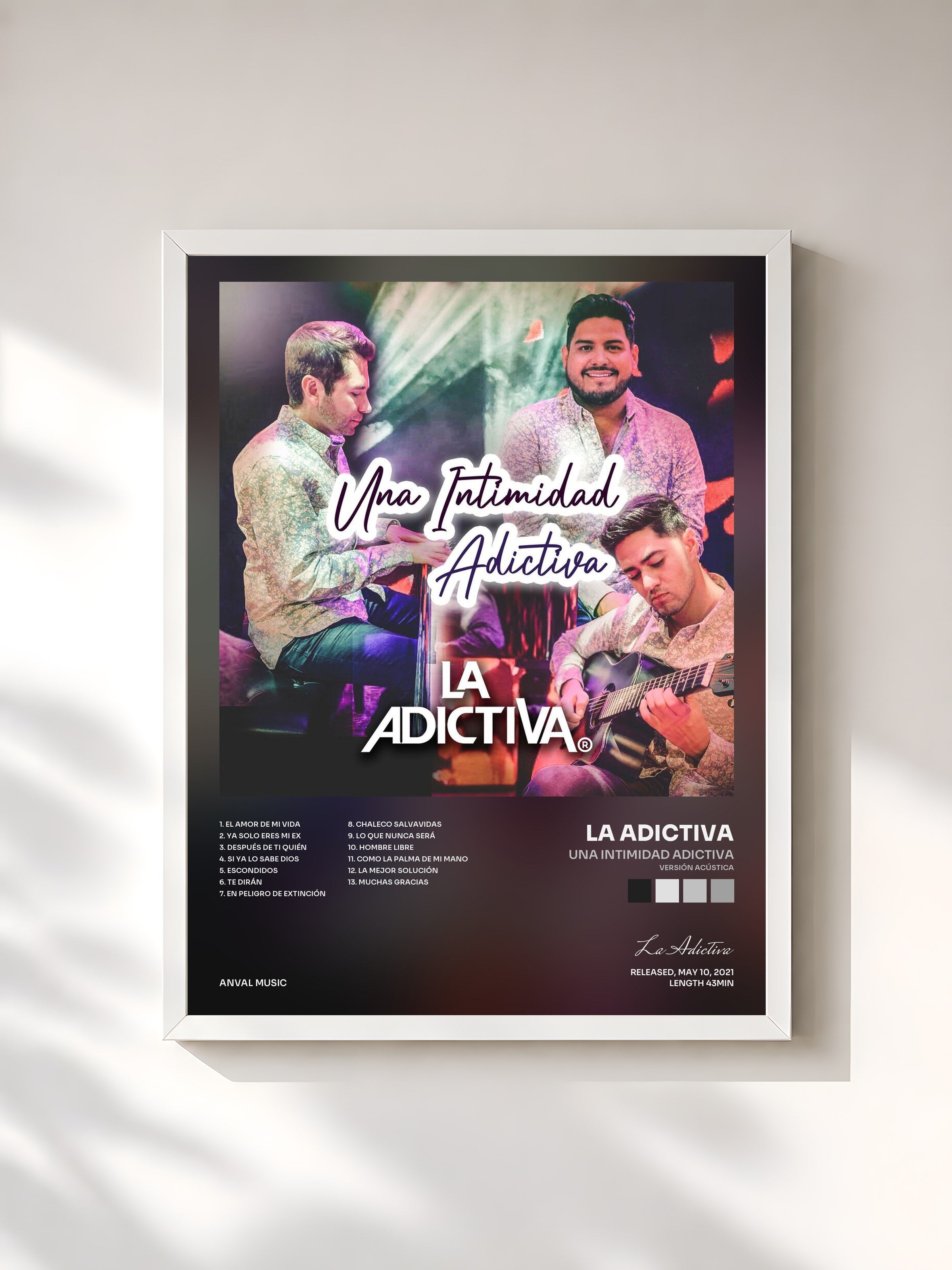 #blanc Tableau de l'album Una Intimidad Adictiva (Versión Acústica) de La Adictiva, cadre blanc, imprimé et encadré en France
