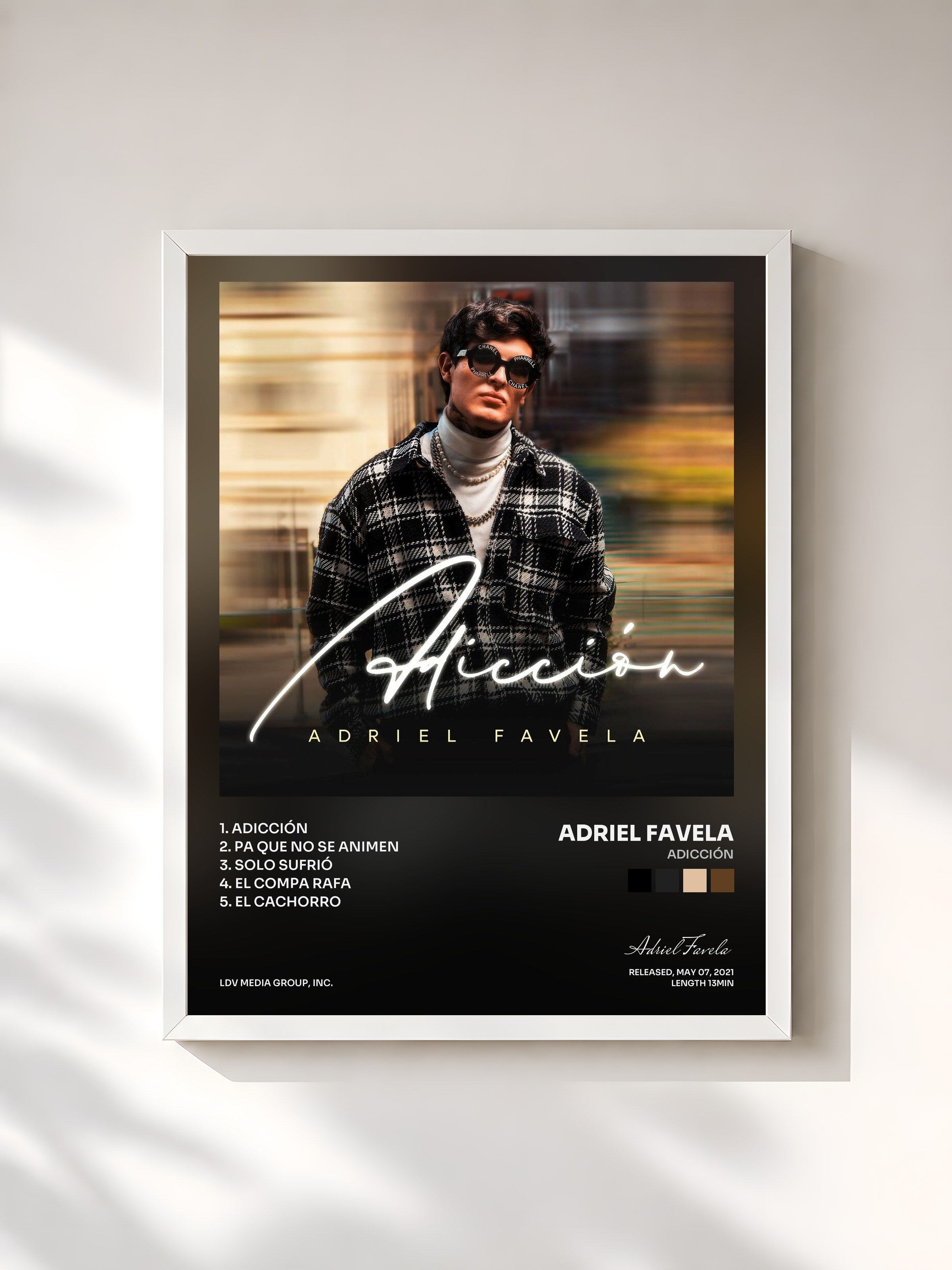 #blanc Tableau de l'album Adicción de Adriel Favela, cadre blanc, imprimé et encadré en France