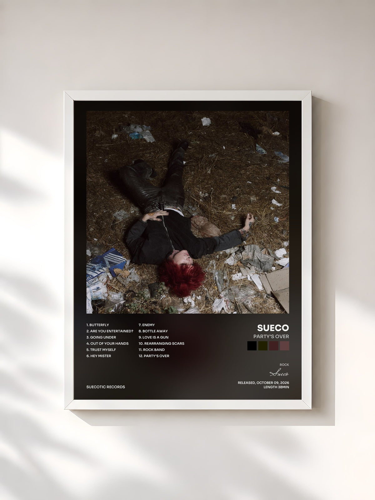 #blanc Tableau de l'album PARTY'S OVER de Sueco, cadre blanc, imprimé et encadré en France
