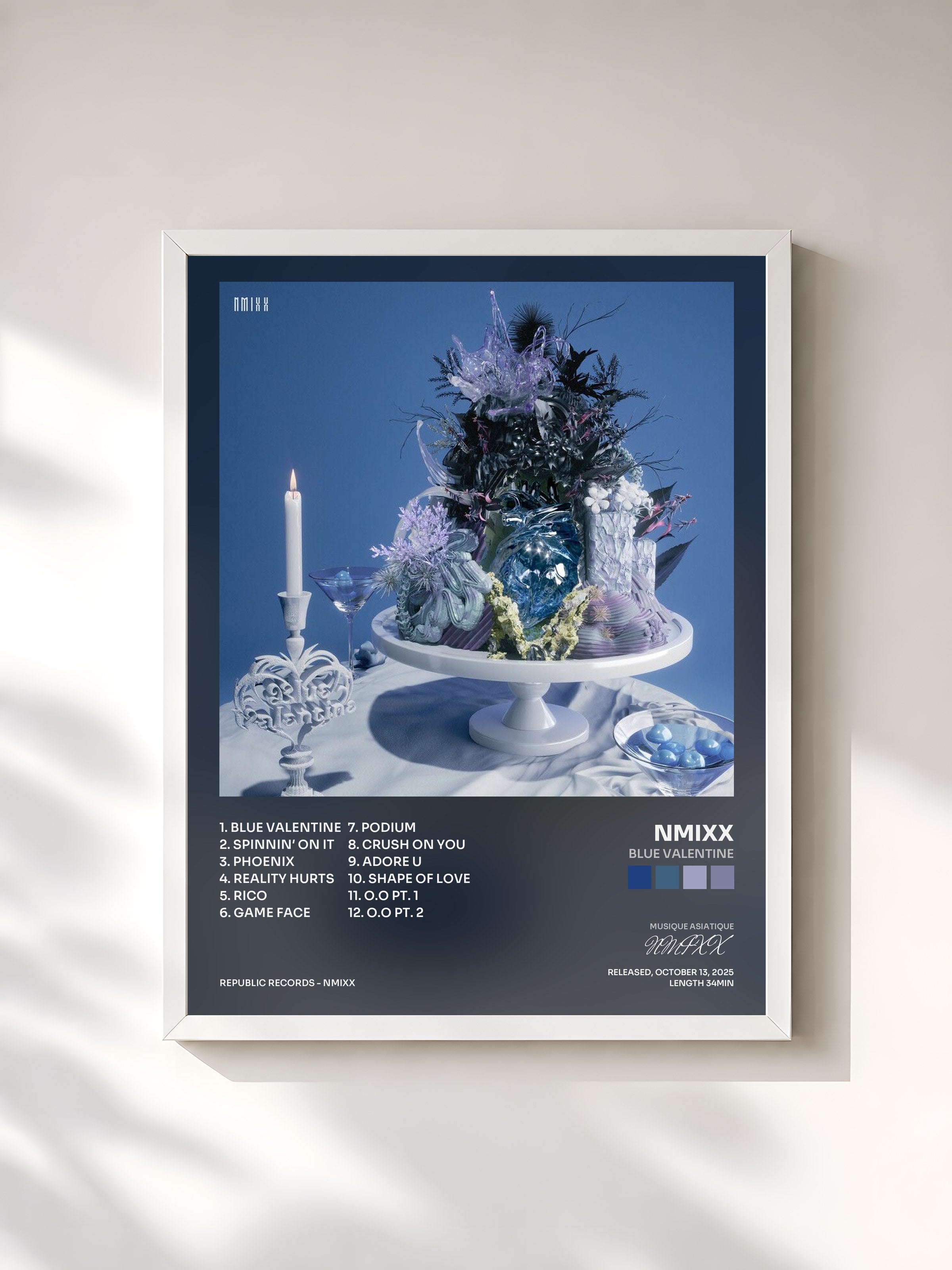 #blanc Tableau de l'album Blue Valentine de NMIXX, cadre blanc, imprimé et encadré en France