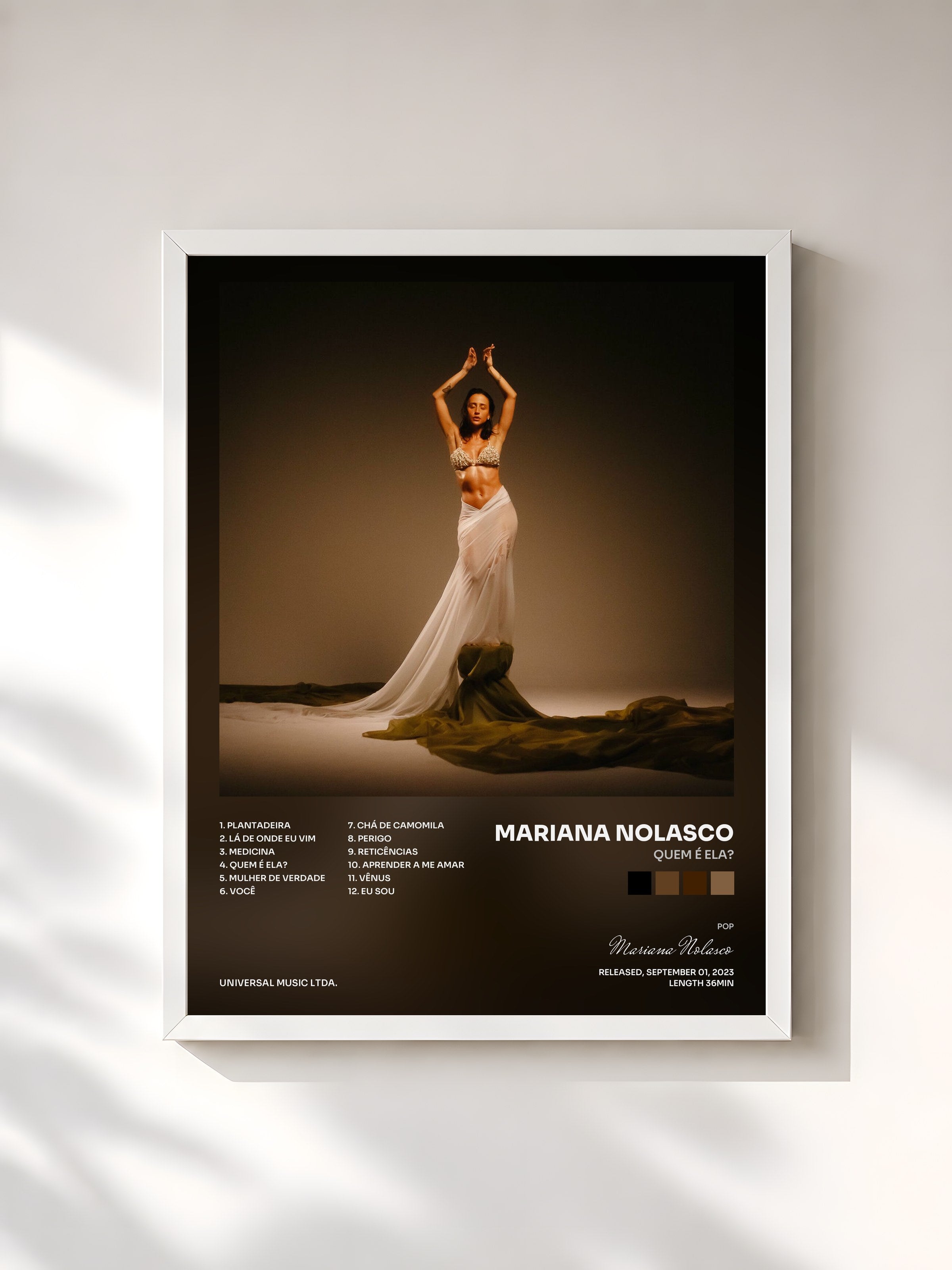 #blanc Tableau de l'album Quem É Ela? de Mariana Nolasco, cadre blanc, imprimé et encadré en France