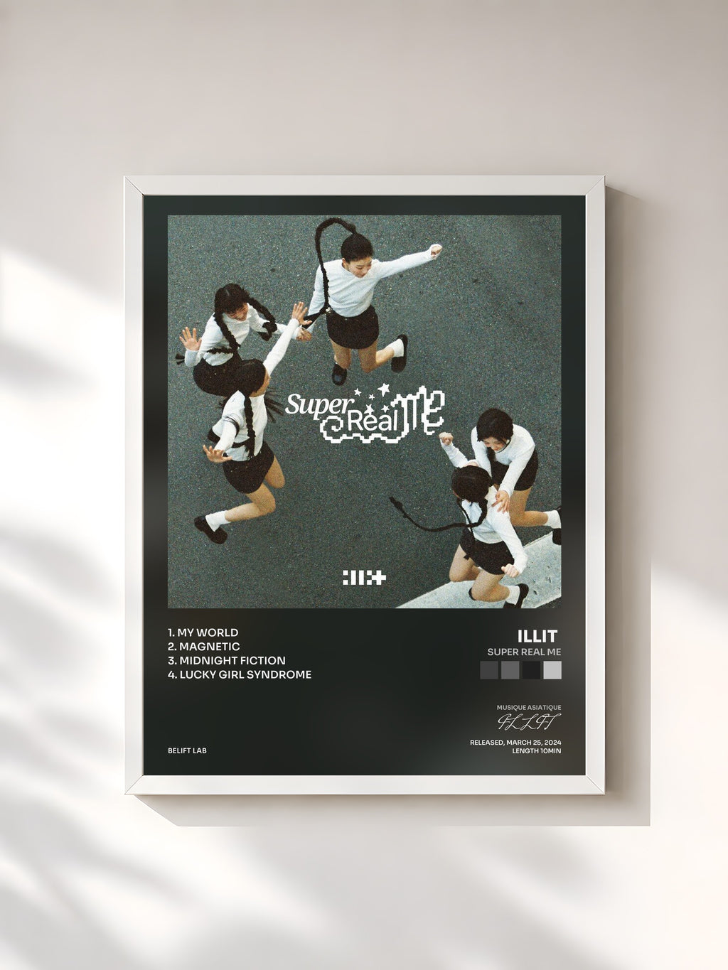 #blanc Tableau de l'album SUPER REAL ME de ILLIT , cadre blanc, imprimé et encadré en France