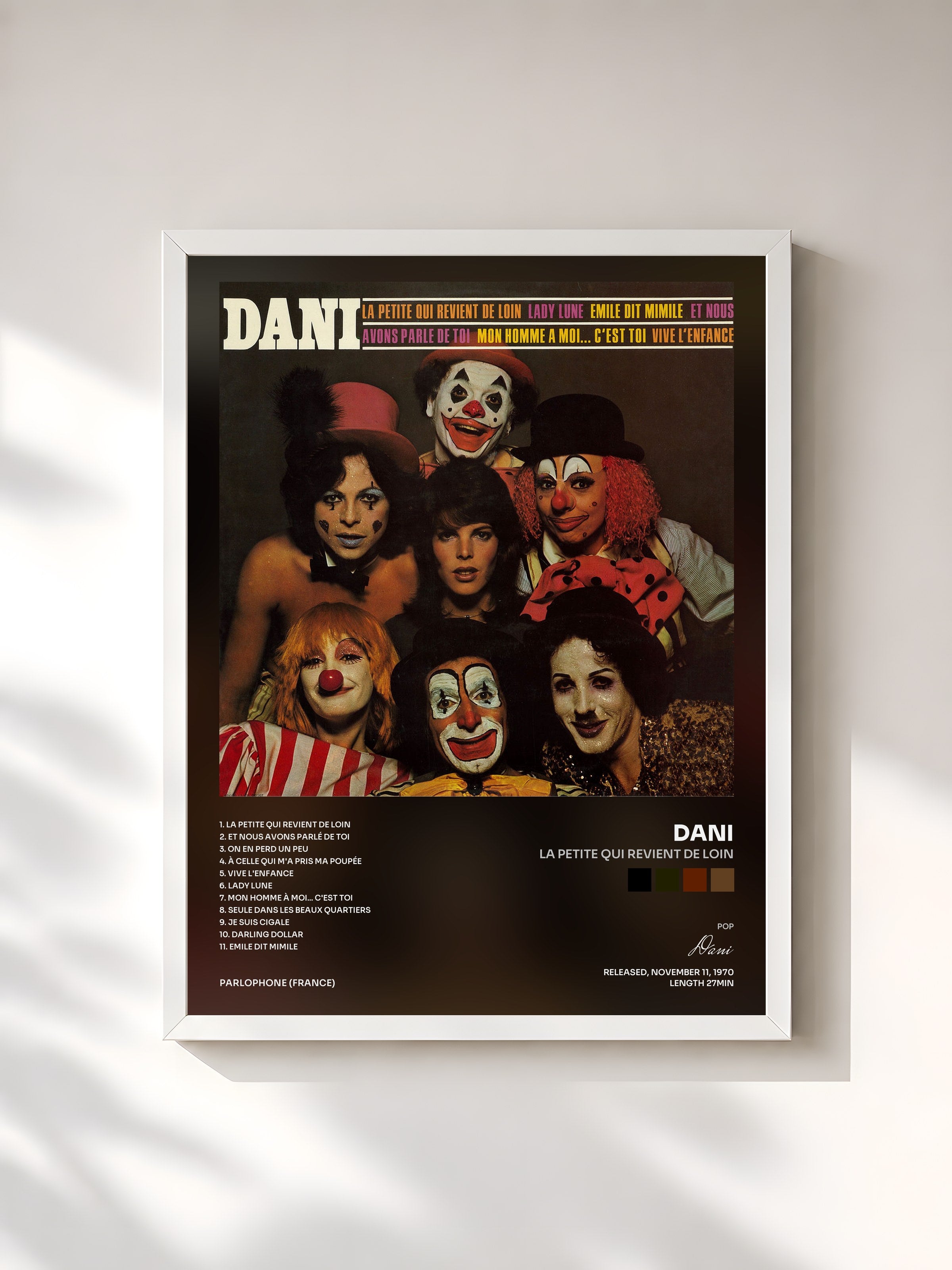 #blanc Tableau de l'album La petite qui revient de loin de Dani, cadre blanc, imprimé et encadré en France