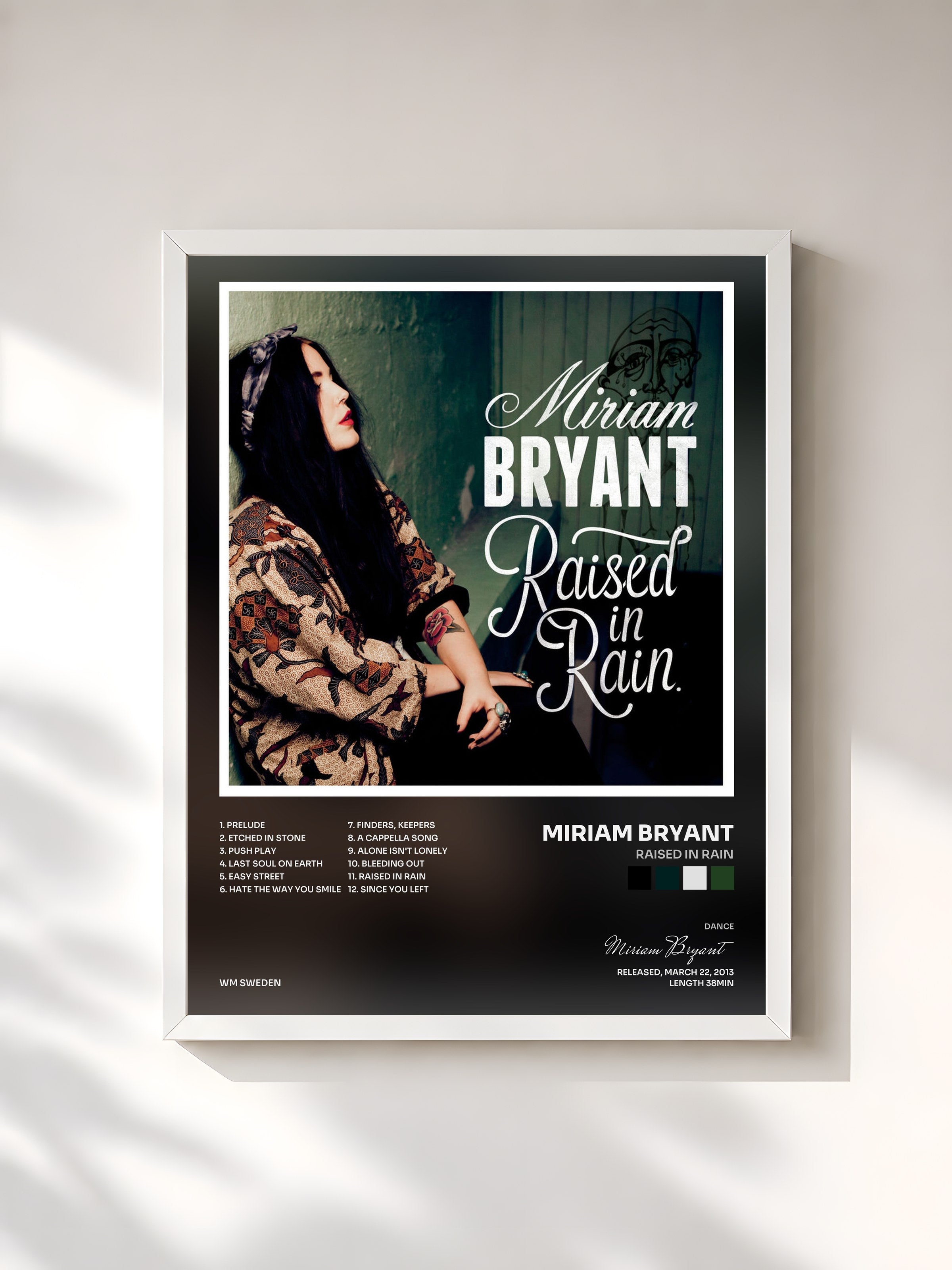 #blanc Tableau de l'album Raised in Rain de Miriam Bryant, cadre blanc, imprimé et encadré en France