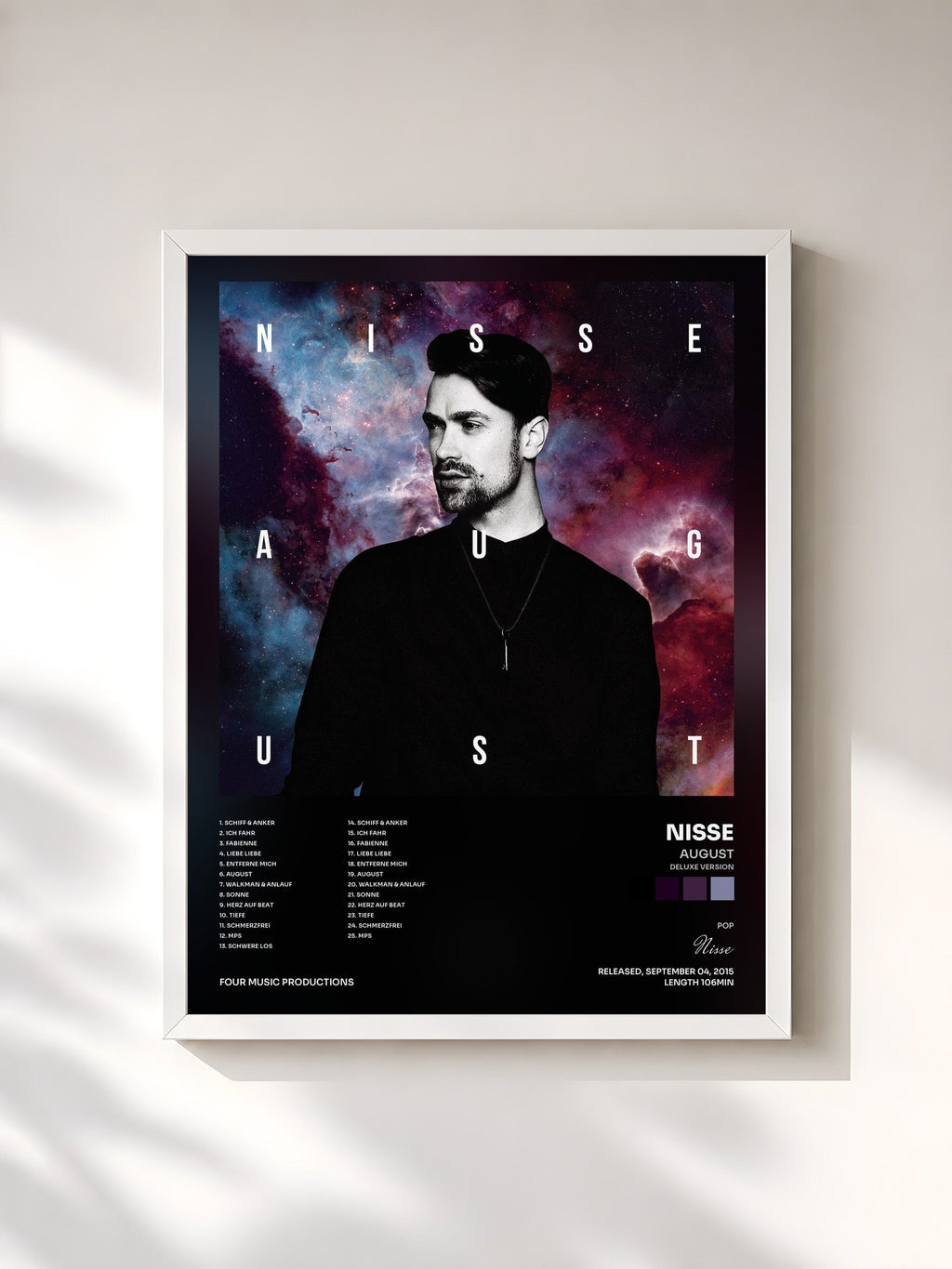 #blanc August (Deluxe Version) von Nisse als gerahmter Kunstdruck, weißer Rahmen, gedruckt und gerahmt in Frankreich