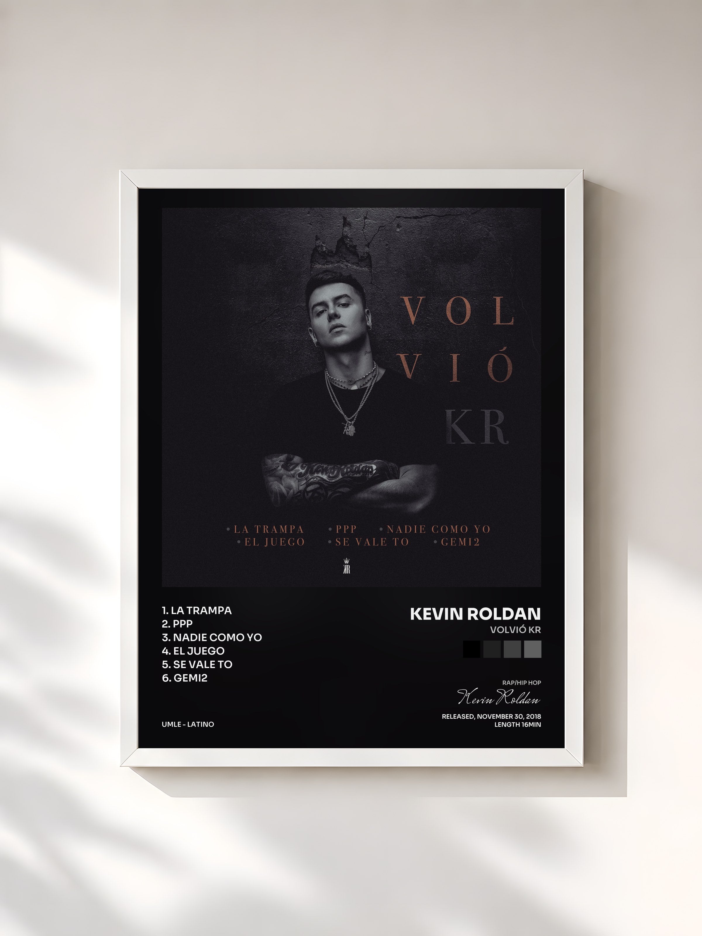 #blanc Tableau de l'album Volvió KR de Kevin Roldan, cadre blanc, imprimé et encadré en France
