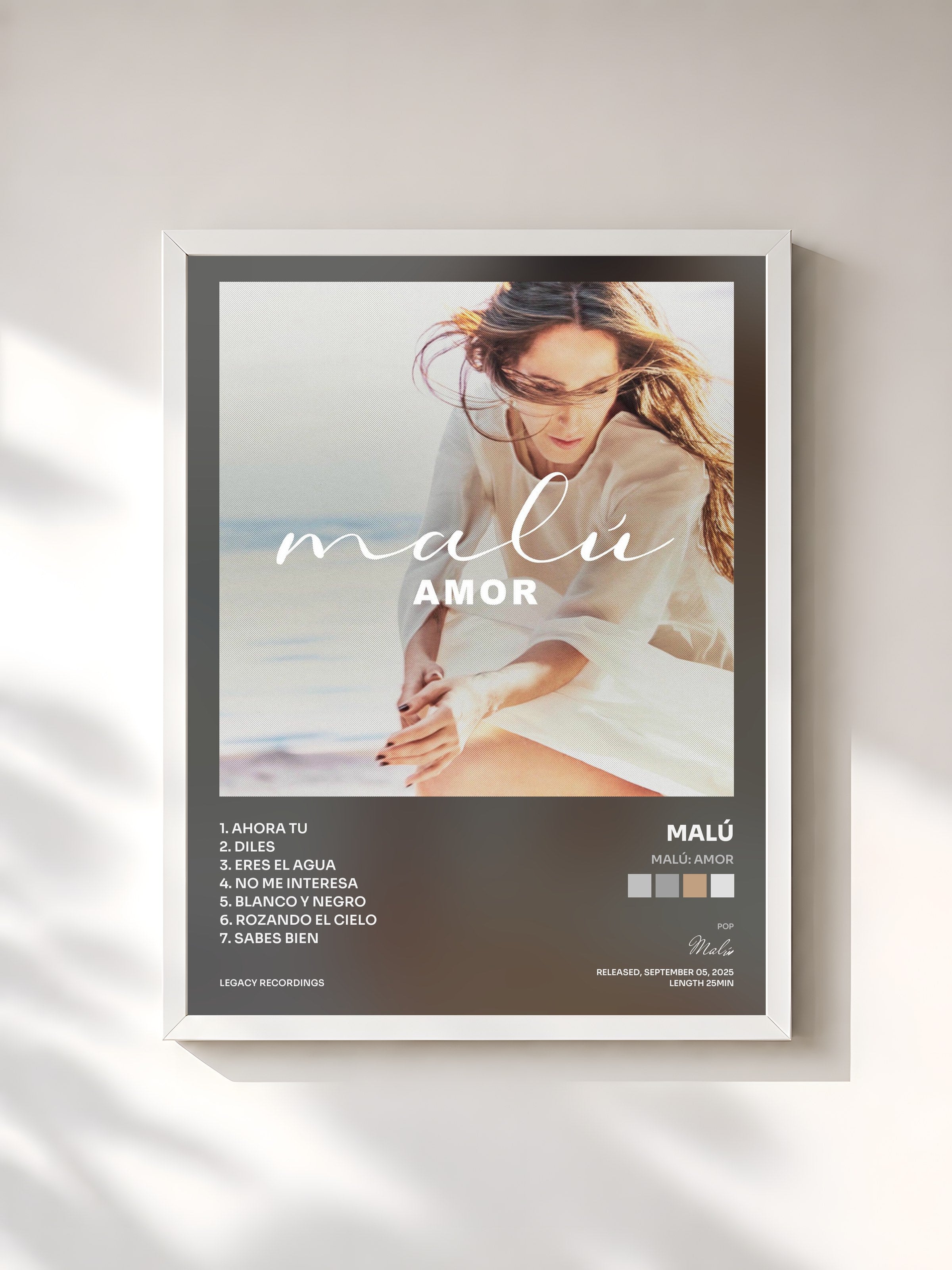 #blanc Tableau de l'album Malú: amor de Malú, cadre blanc, imprimé et encadré en France