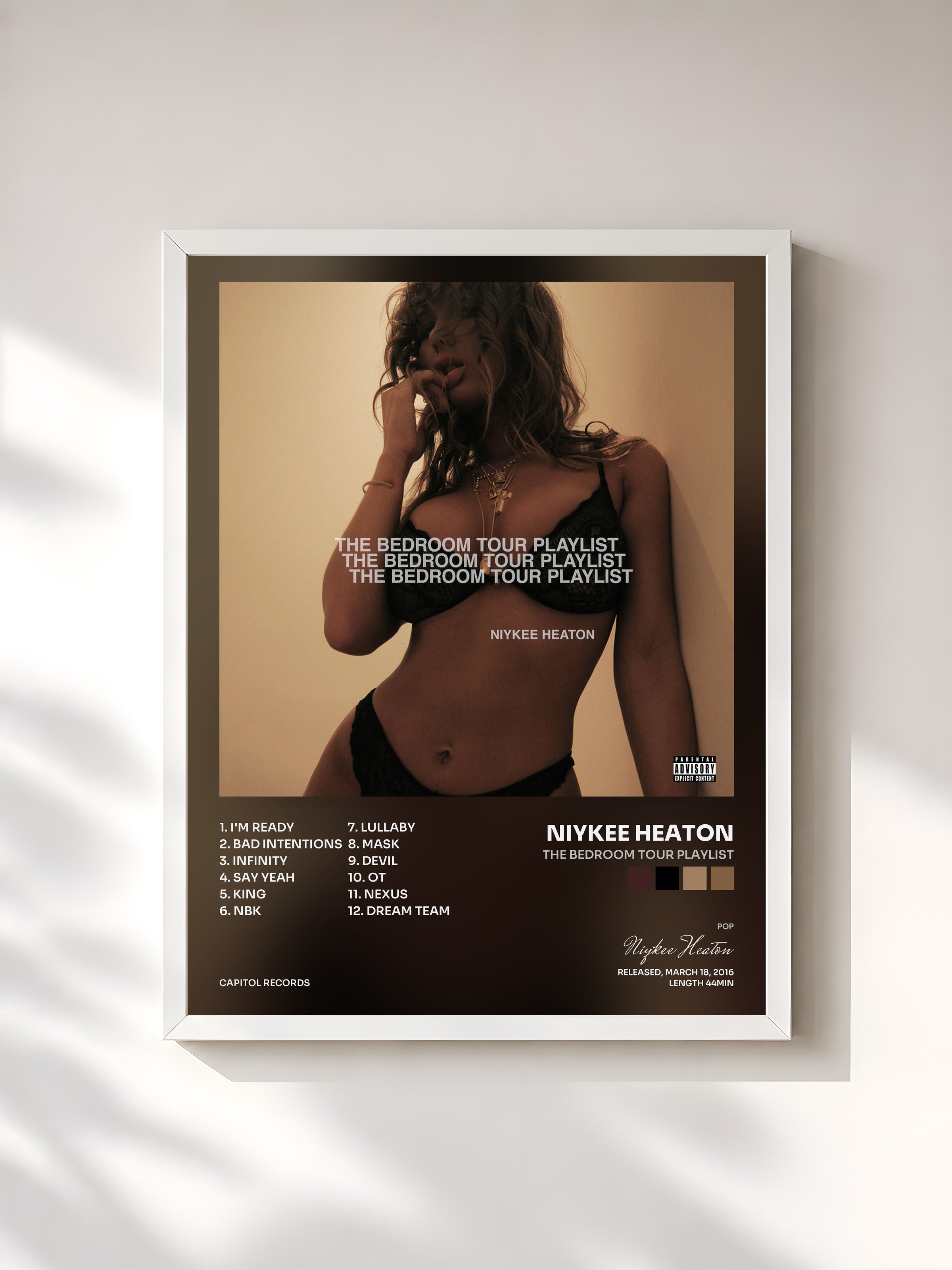 #blanc Tableau de l'album The Bedroom Tour Playlist de Niykee Heaton, cadre blanc, imprimé et encadré en France
