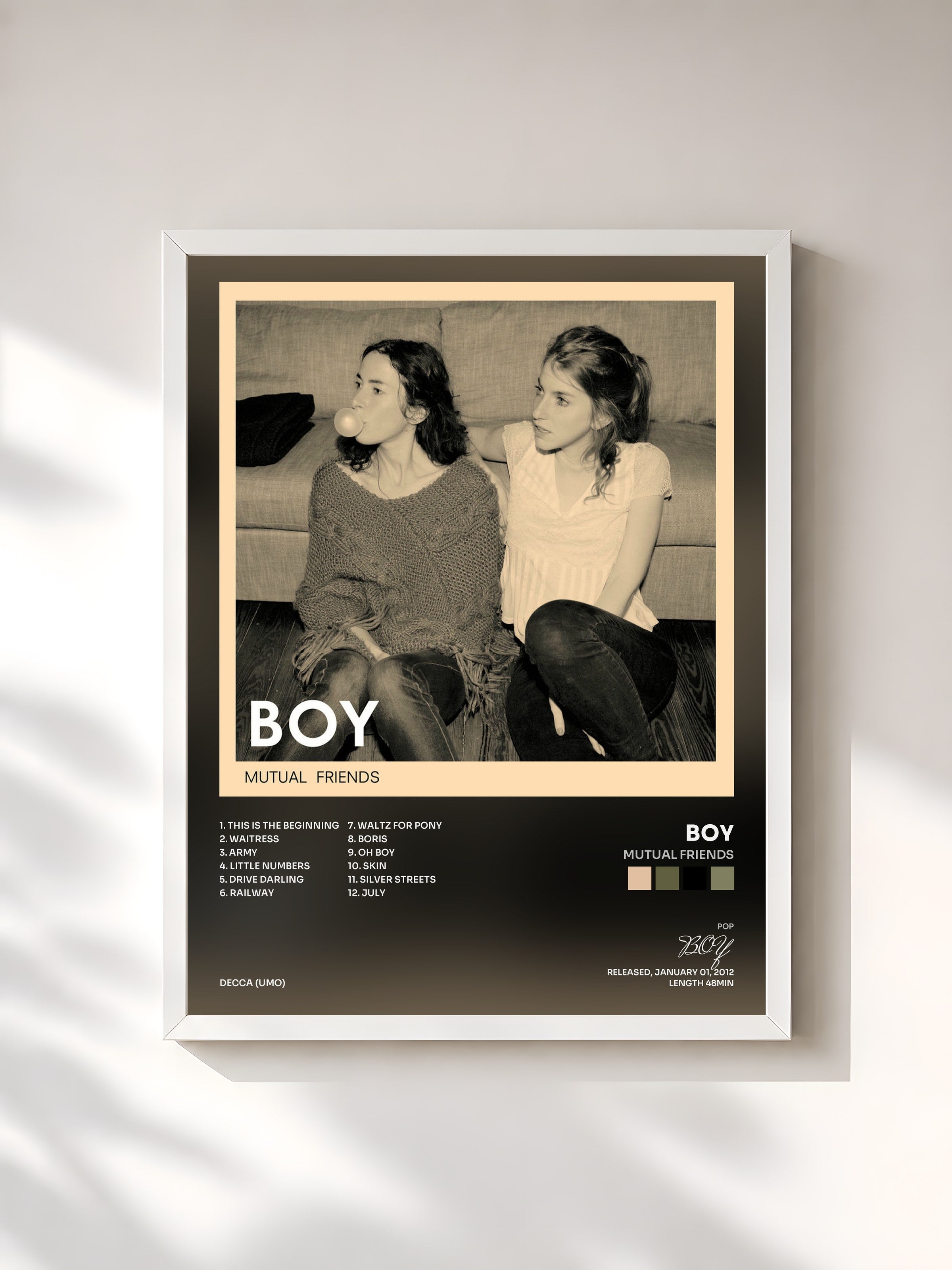 #blanc Tableau de l'album Mutual Friends de BOY, cadre blanc, imprimé et encadré en France