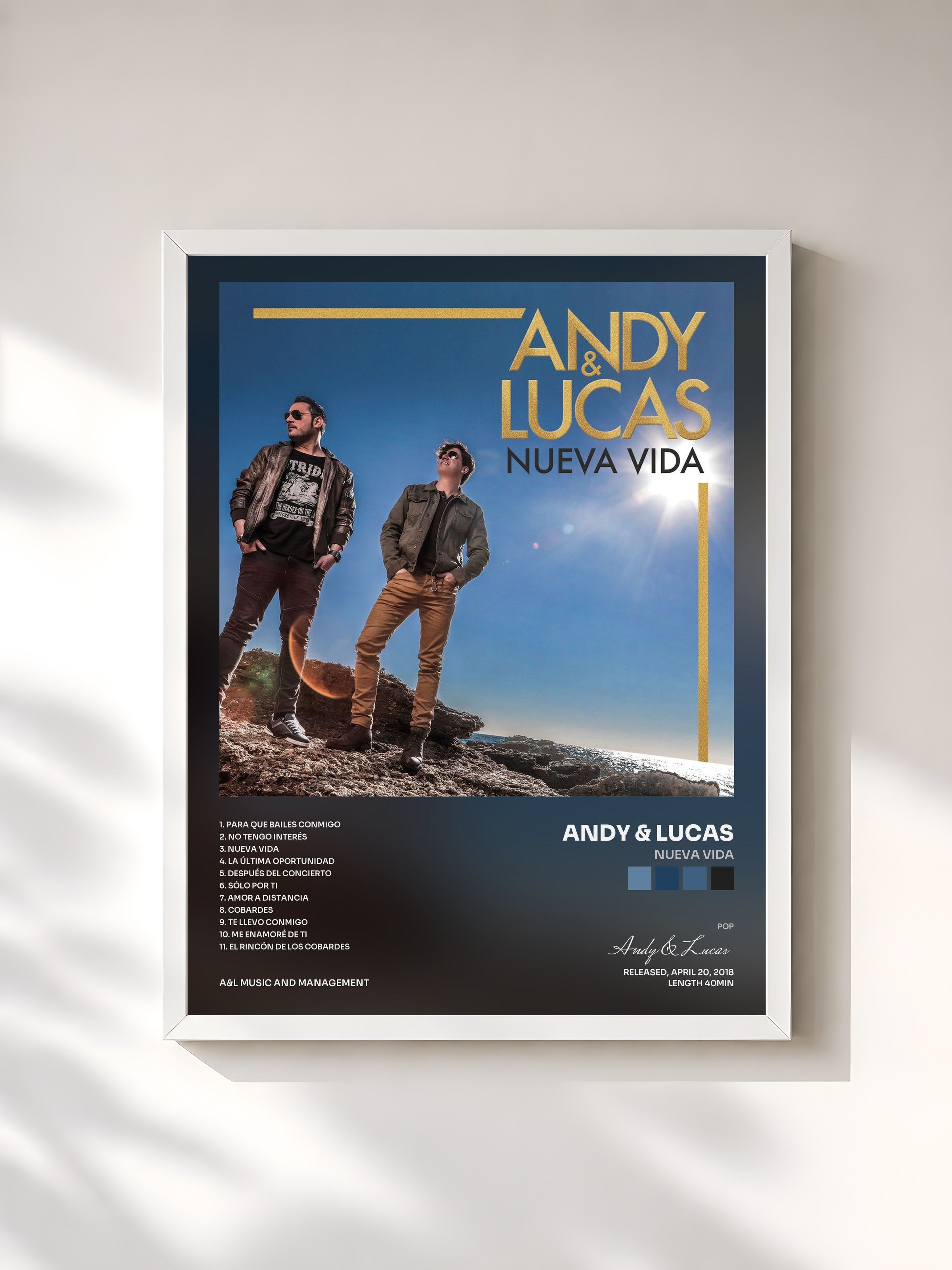 #blanc Tableau de l'album Nueva Vida de Andy & Lucas, cadre blanc, imprimé et encadré en France