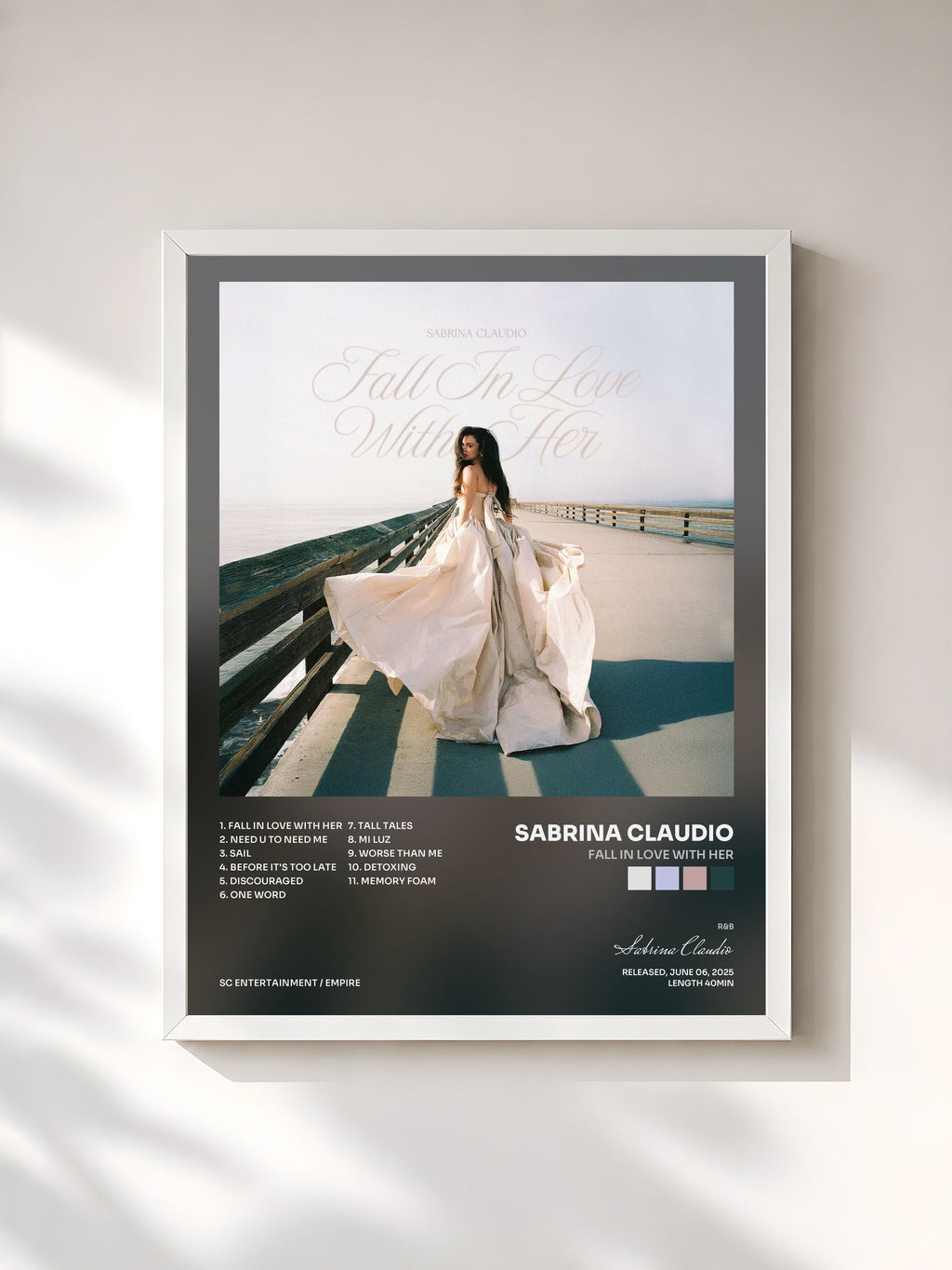 #blanc Fall In Love With Her de Sabrina Claudio en lámina enmarcada, marco blanco, impresa y enmarcada en Francia