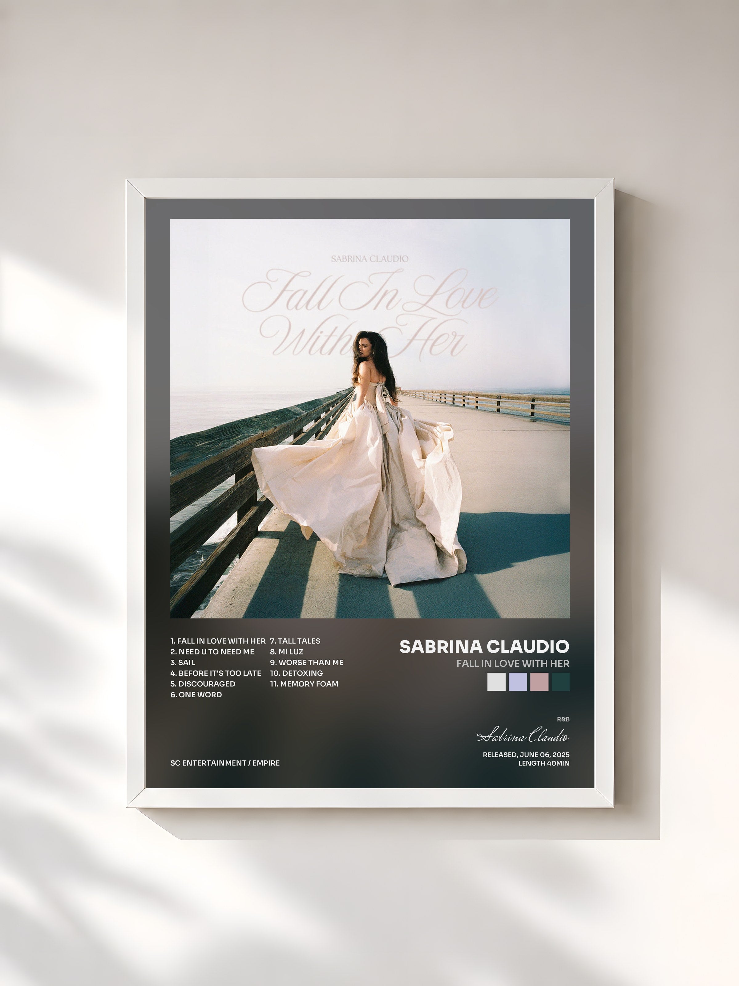 #blanc Tableau de l'album Fall In Love With Her de Sabrina Claudio, cadre blanc, imprimé et encadré en France