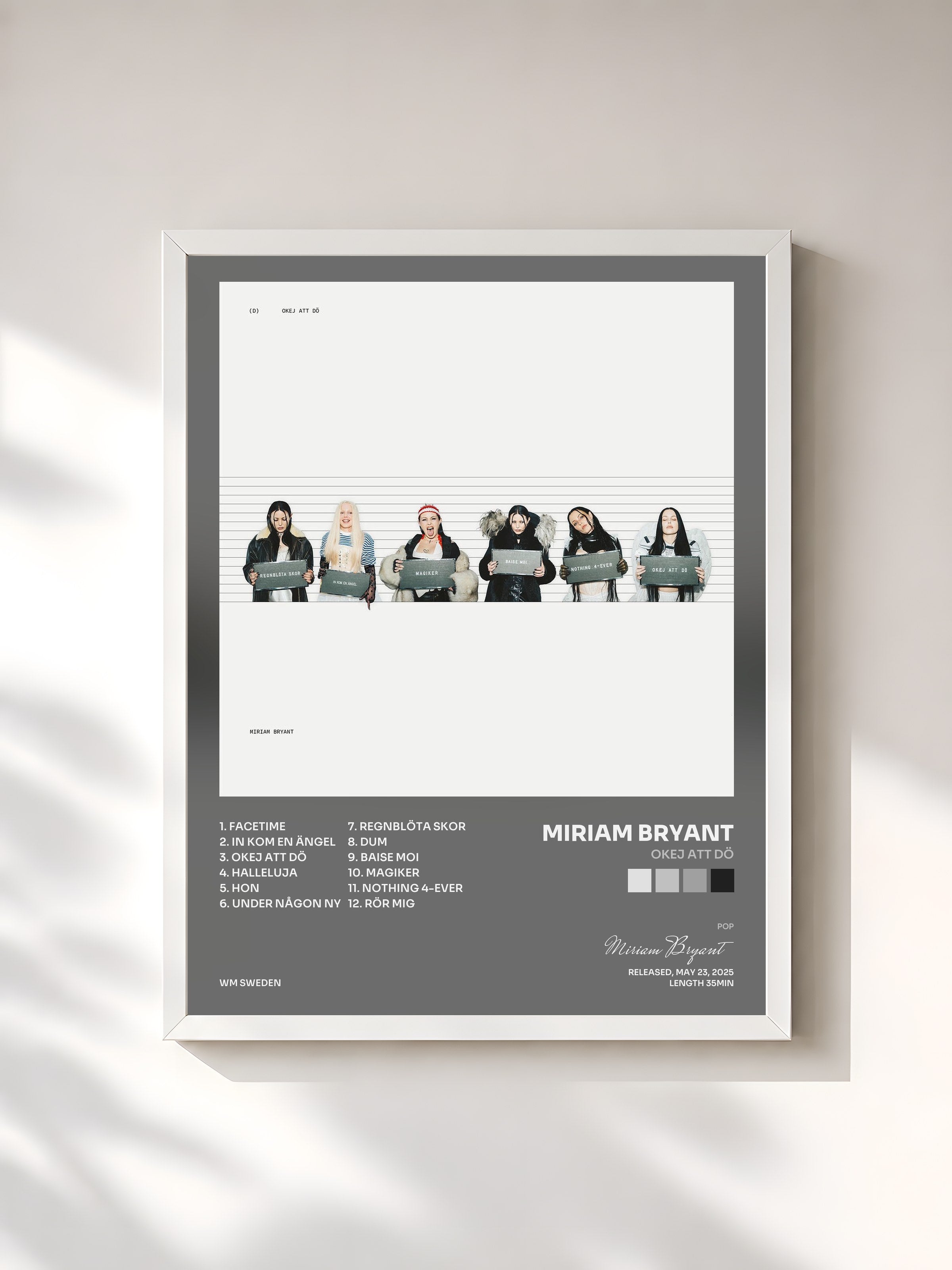 #blanc Tableau de l'album Okej att dö de Miriam Bryant, cadre blanc, imprimé et encadré en France