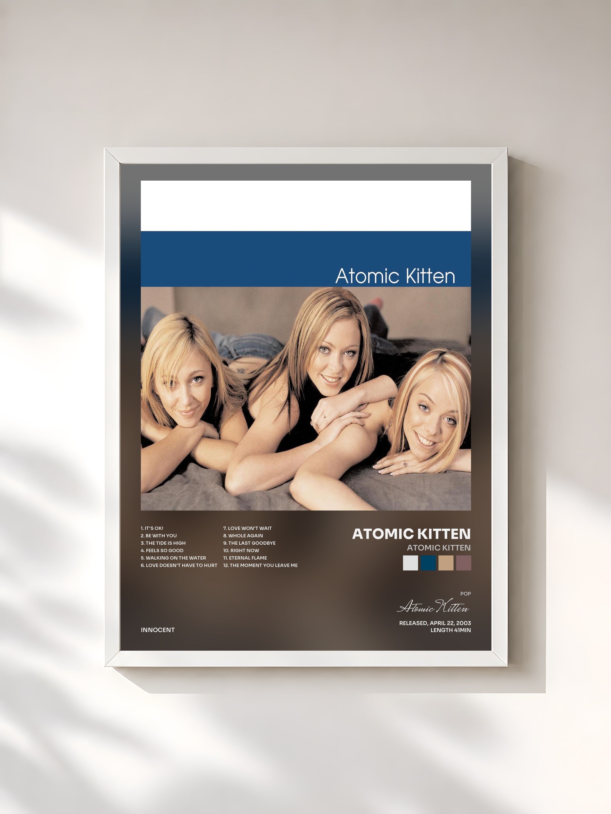 #blanc Tableau de l'album Atomic Kitten de Atomic Kitten, cadre blanc, imprimé et encadré en France