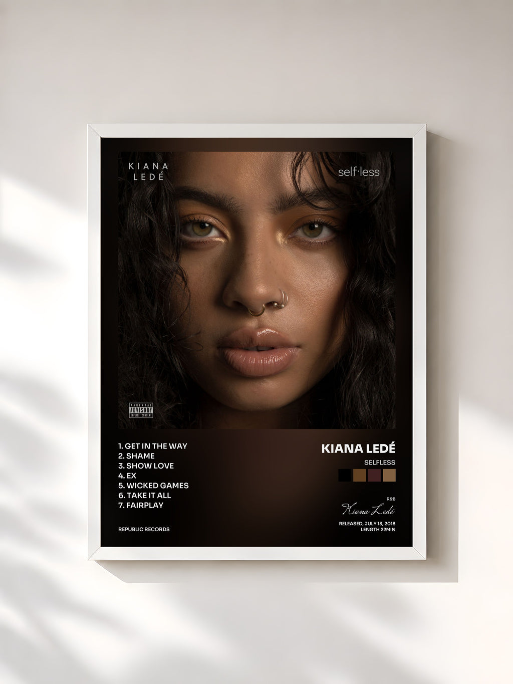 #blanc Tableau de l'album Selfless de Kiana Ledé, cadre blanc, imprimé et encadré en France