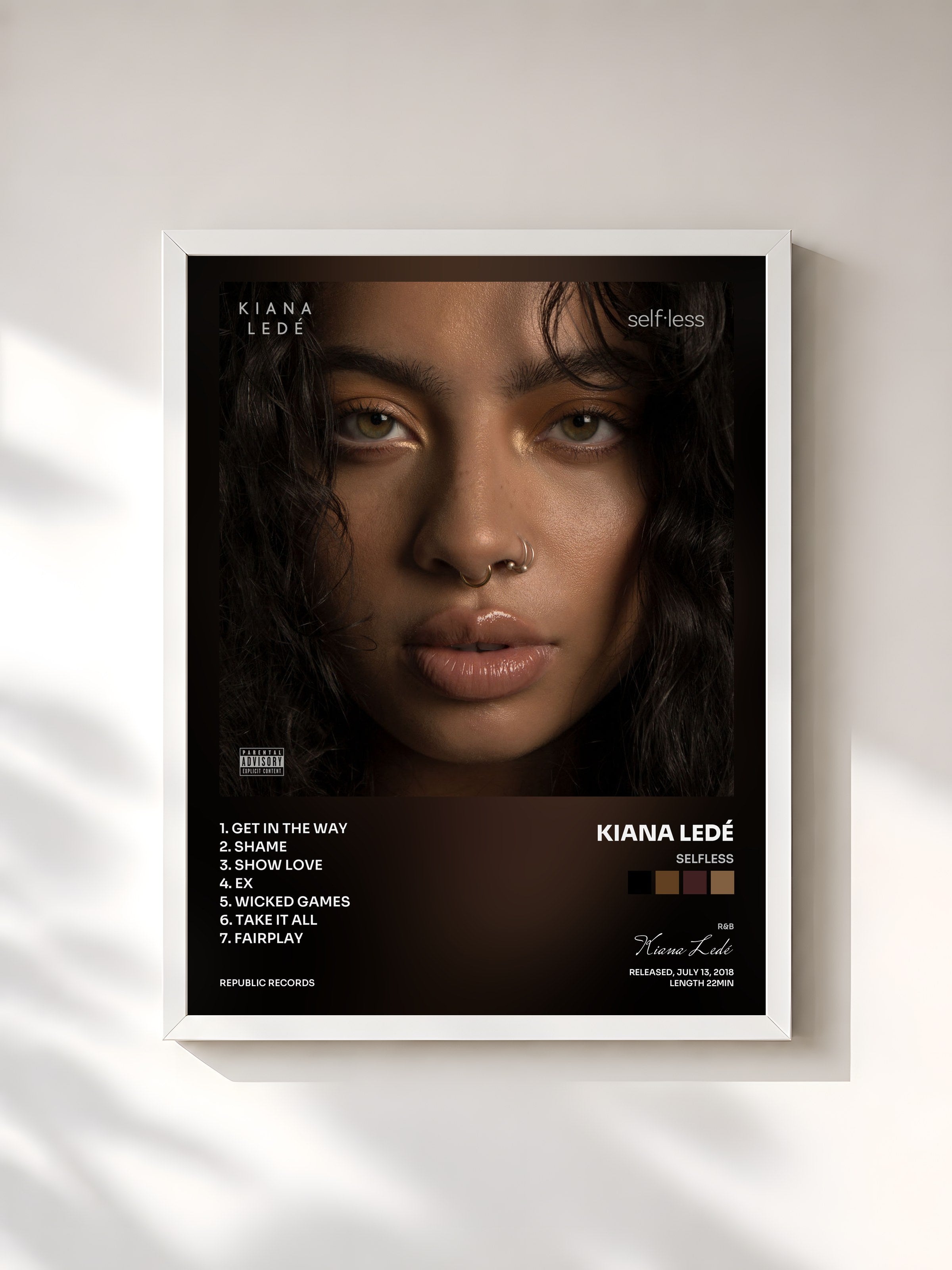 #blanc Tableau de l'album Selfless de Kiana Ledé, cadre blanc, imprimé et encadré en France