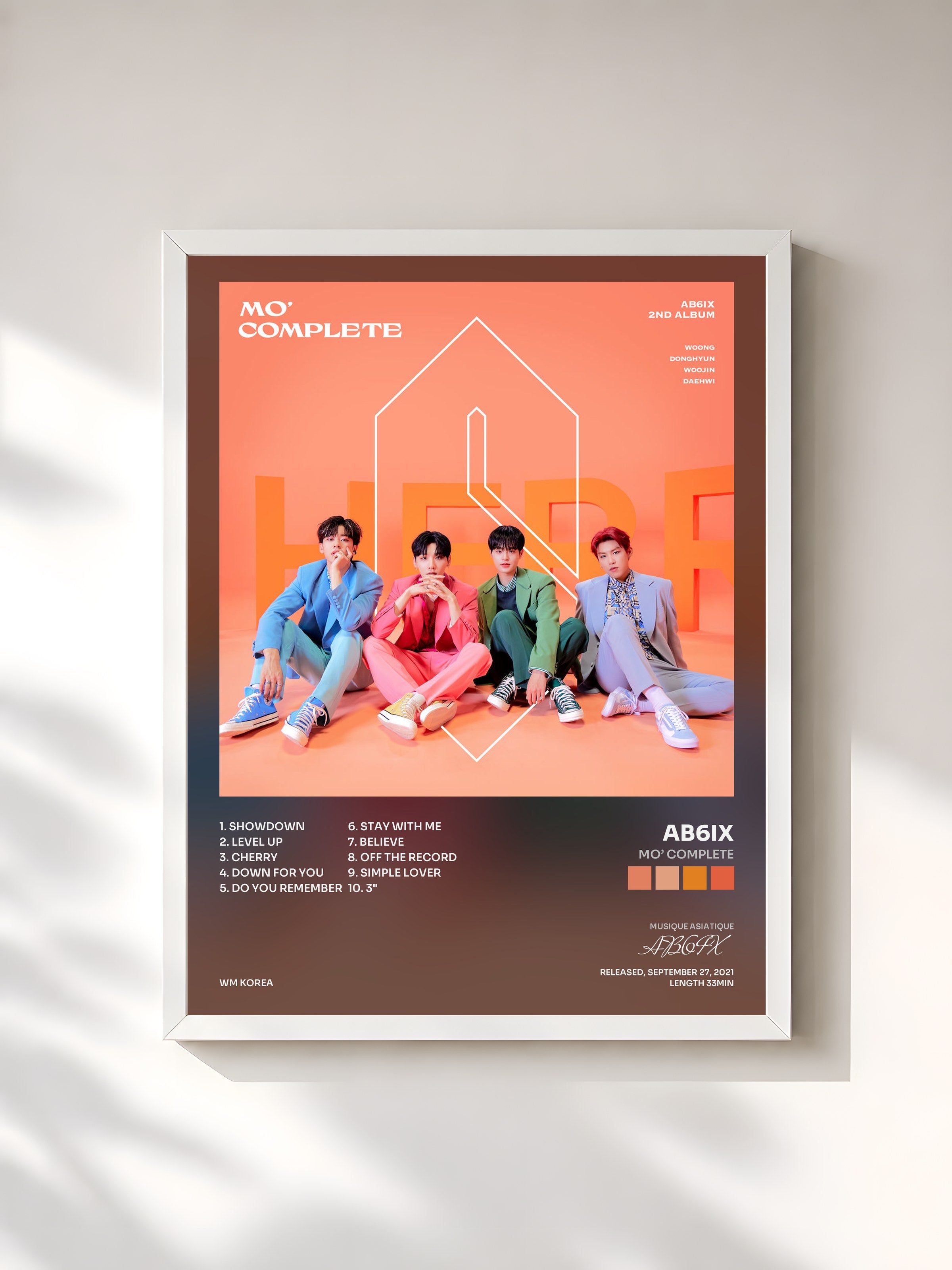 #blanc Tableau de l'album MO’ COMPLETE de AB6IX, cadre blanc, imprimé et encadré en France