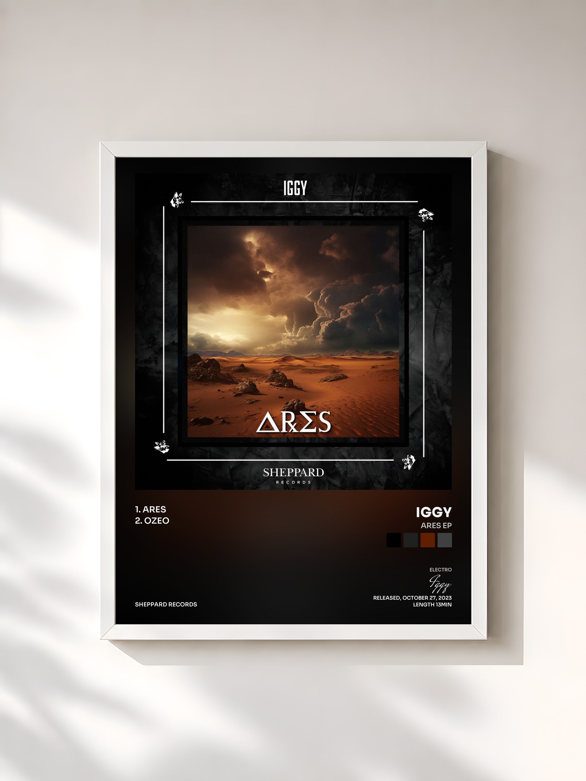 #blanc Tableau de l'album Ares EP de Iggy, cadre blanc, imprimé et encadré en France
