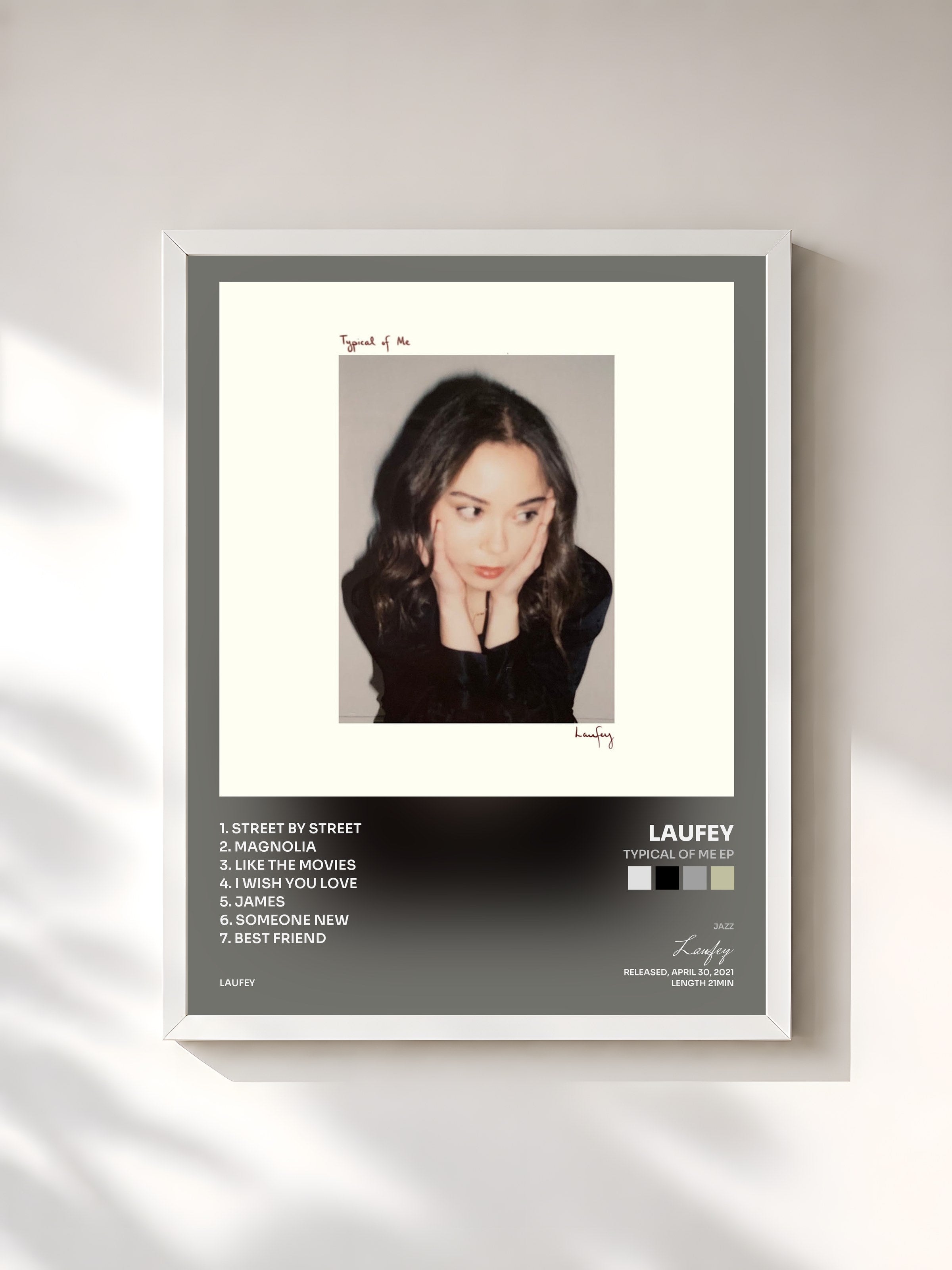 #blanc Tableau de l'album Typical of Me EP de Laufey, cadre blanc, imprimé et encadré en France