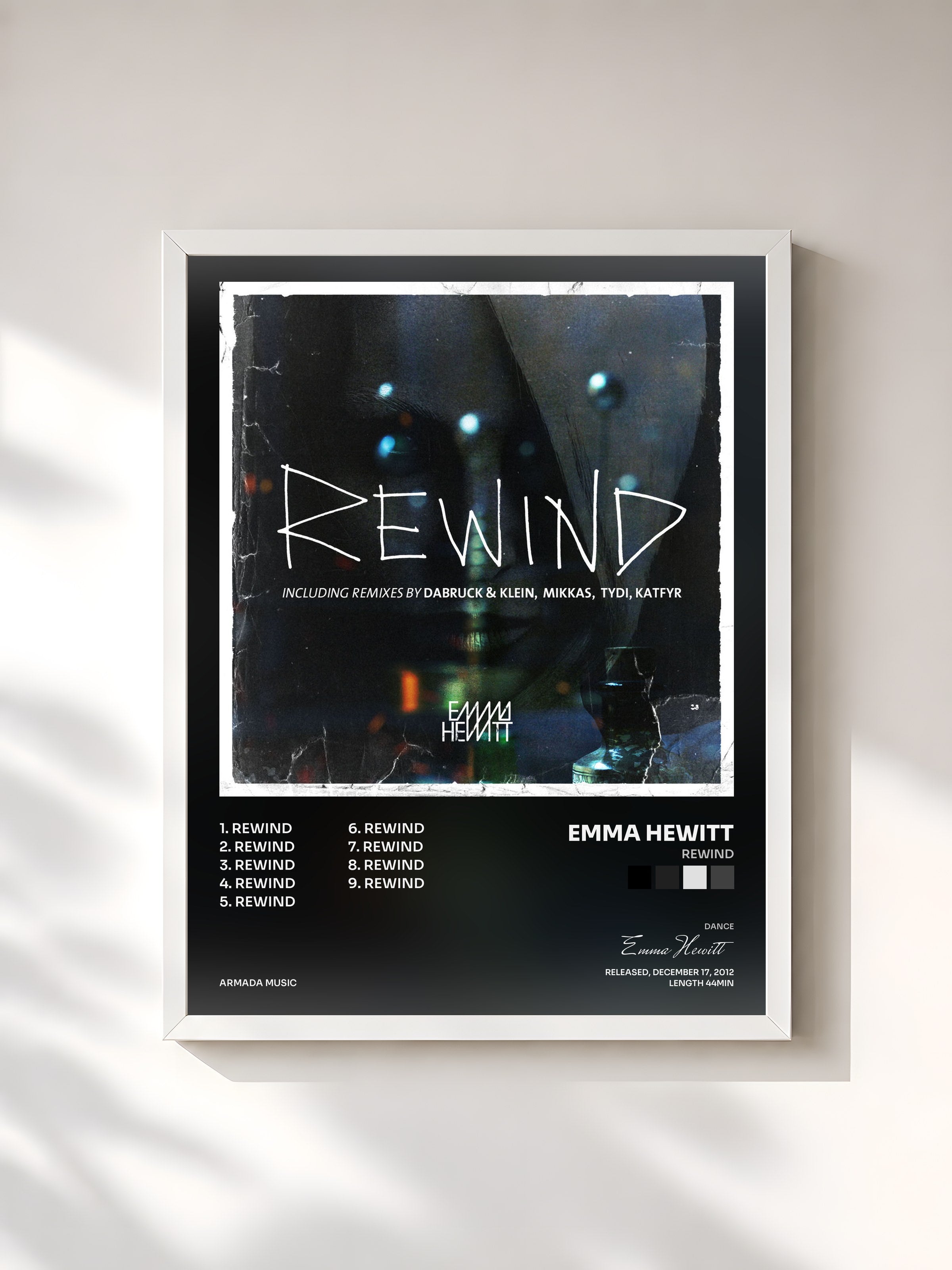 #blanc Tableau de l'album Rewind de Emma Hewitt, cadre blanc, imprimé et encadré en France