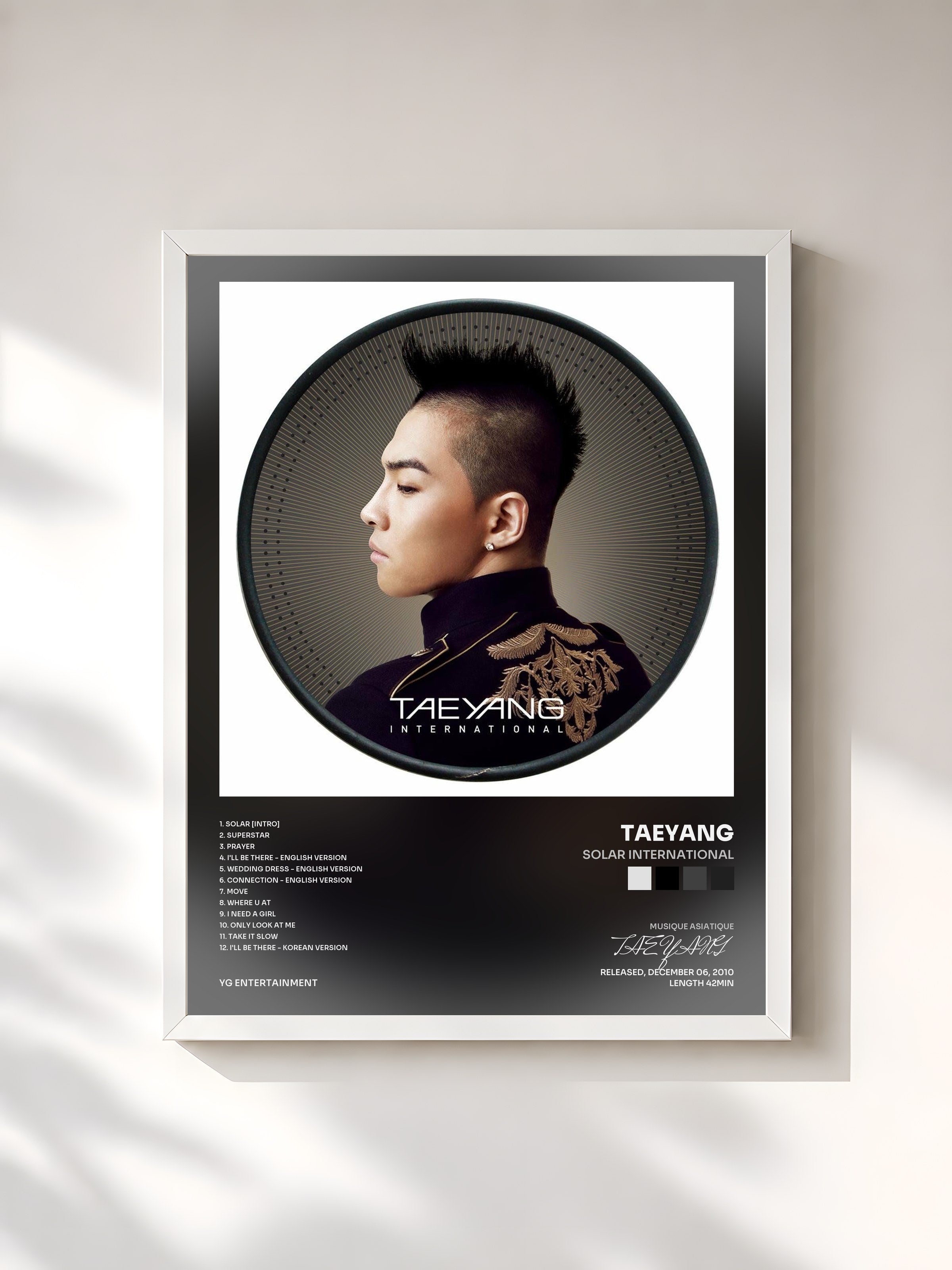 #blanc Tableau de l'album Solar International de TAEYANG, cadre blanc, imprimé et encadré en France