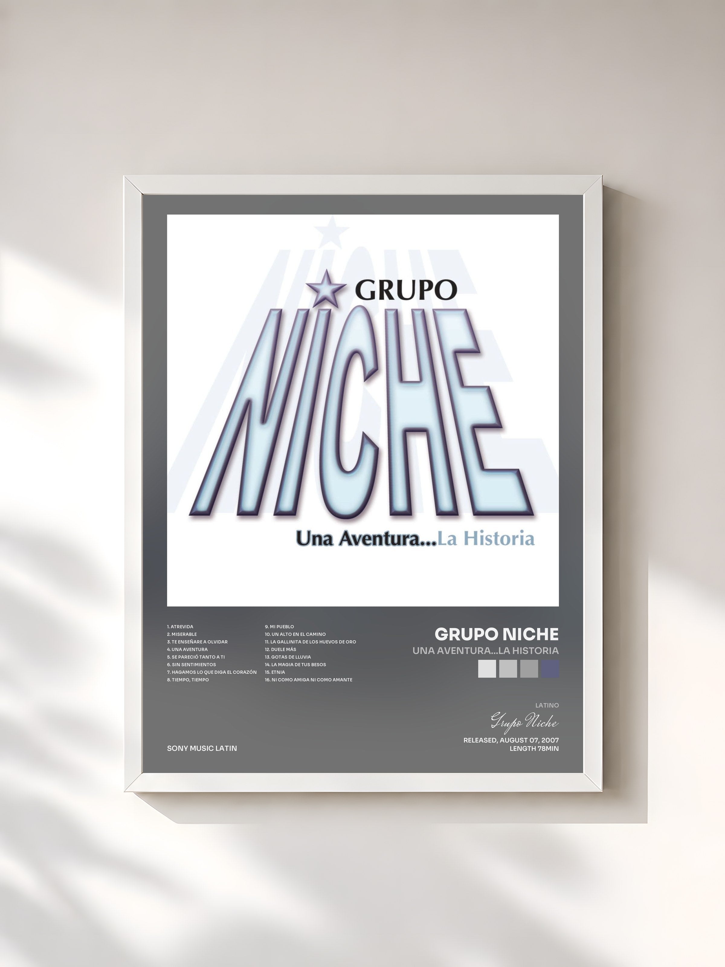 #blanc Tableau de l'album Una Aventura...La Historia de Grupo Niche, cadre blanc, imprimé et encadré en France