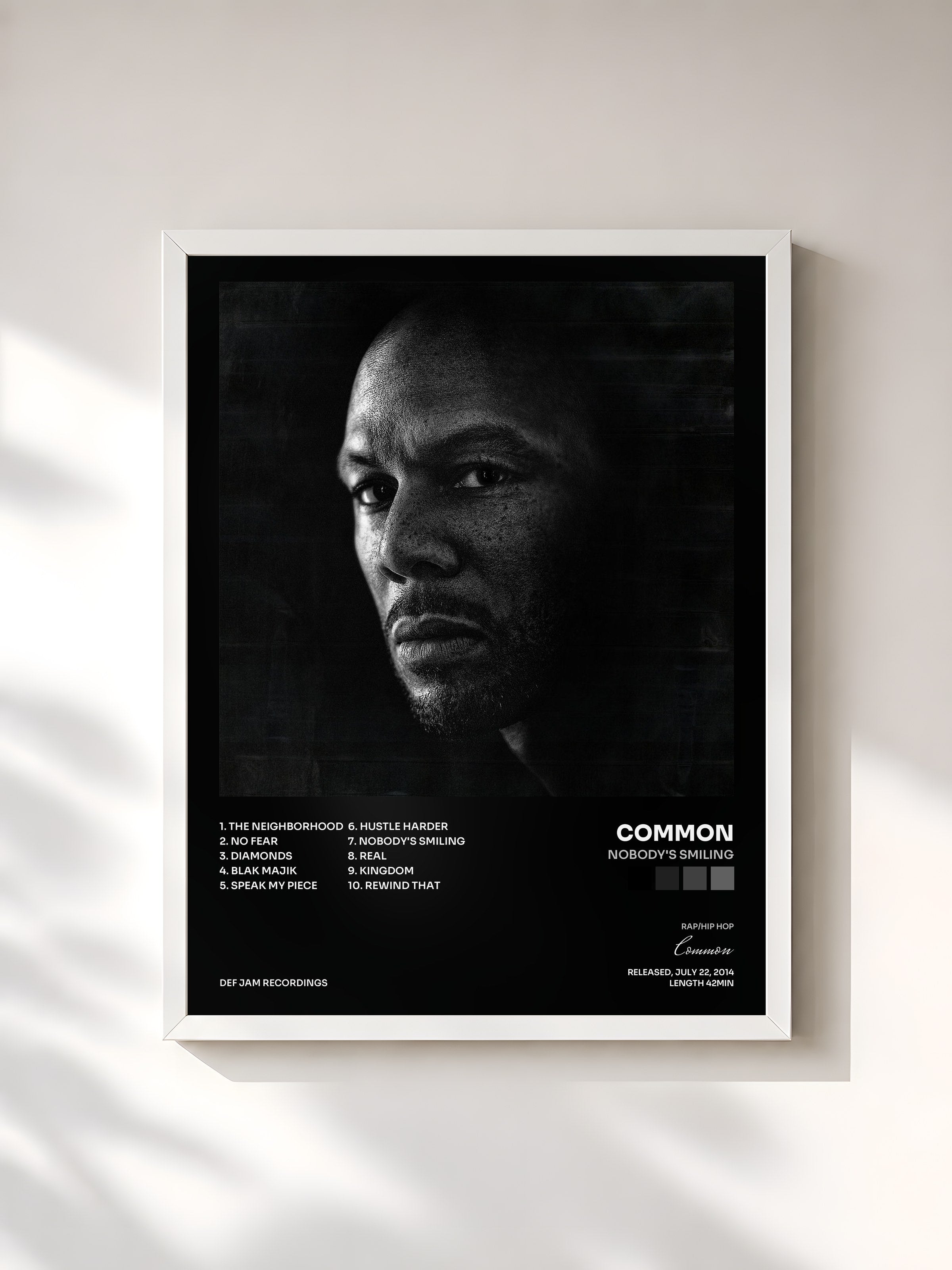 #blanc Tableau de l'album Nobody's Smiling de Common, cadre blanc, imprimé et encadré en France