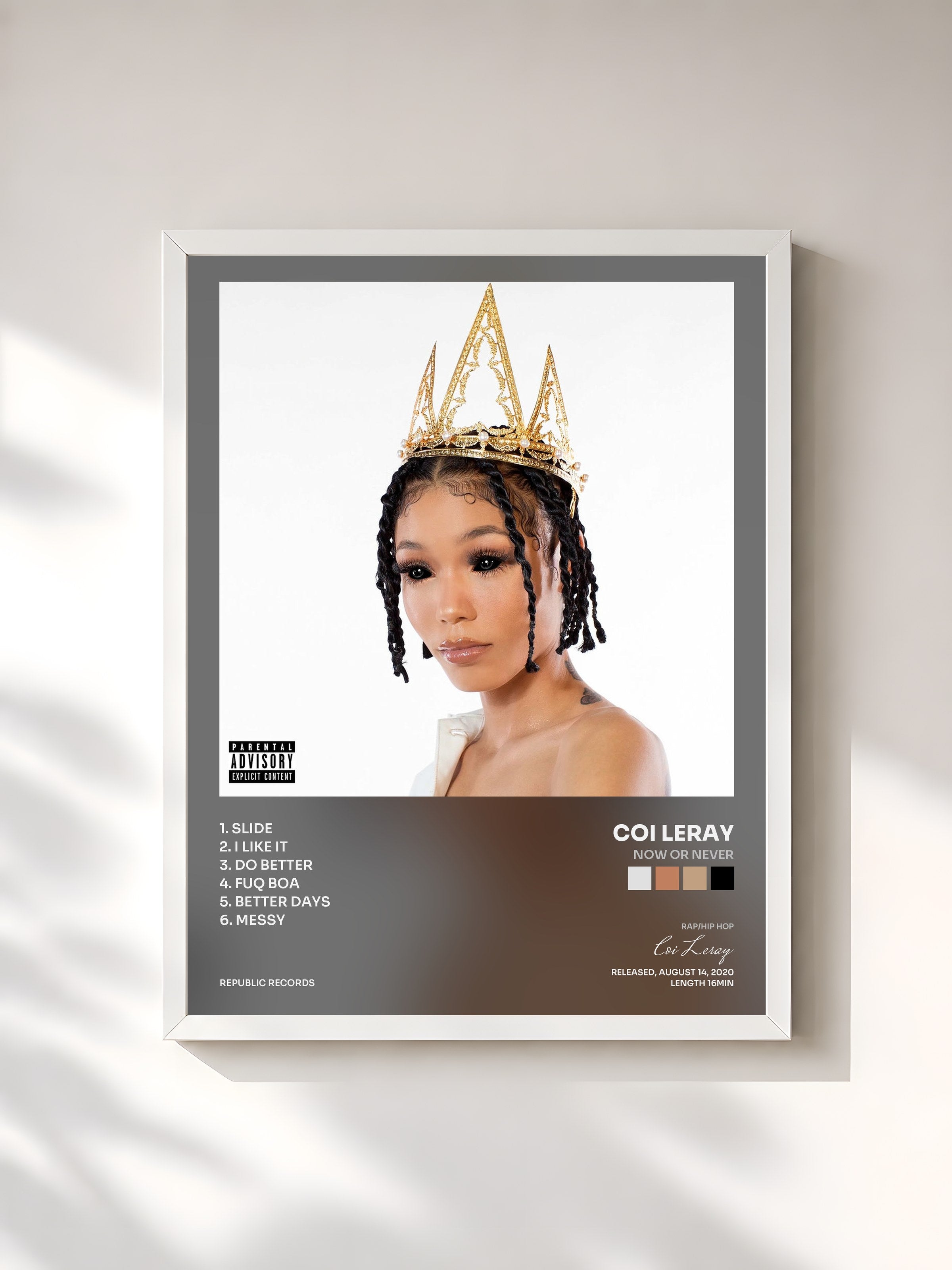 #blanc Tableau de l'album Now or Never de Coi Leray, cadre blanc, imprimé et encadré en France