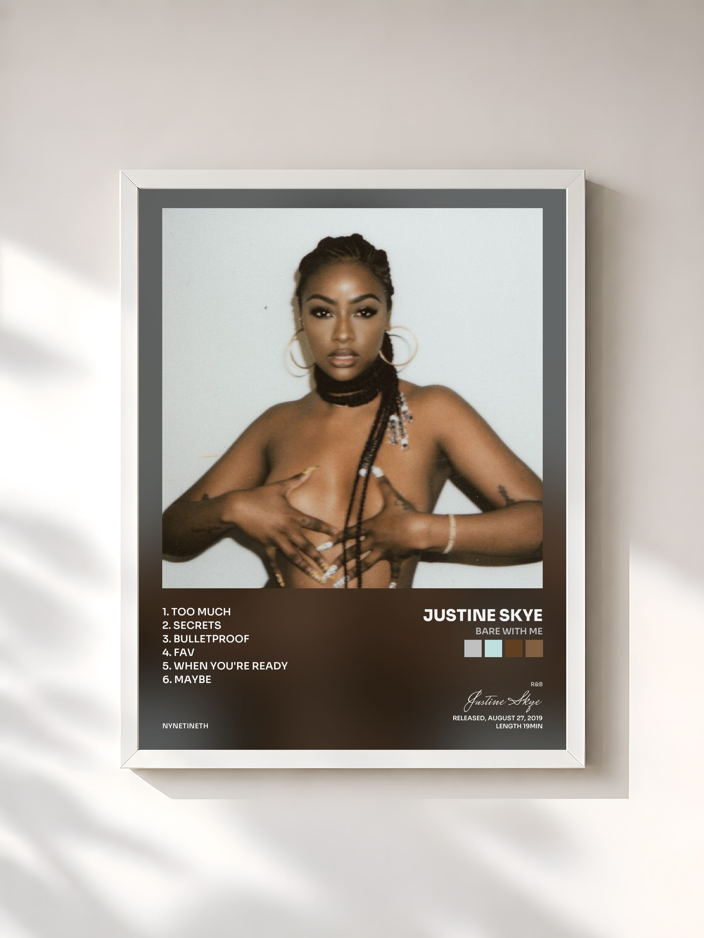 #blanc Tableau de l'album BARE WITH ME de Justine Skye, cadre blanc, imprimé et encadré en France