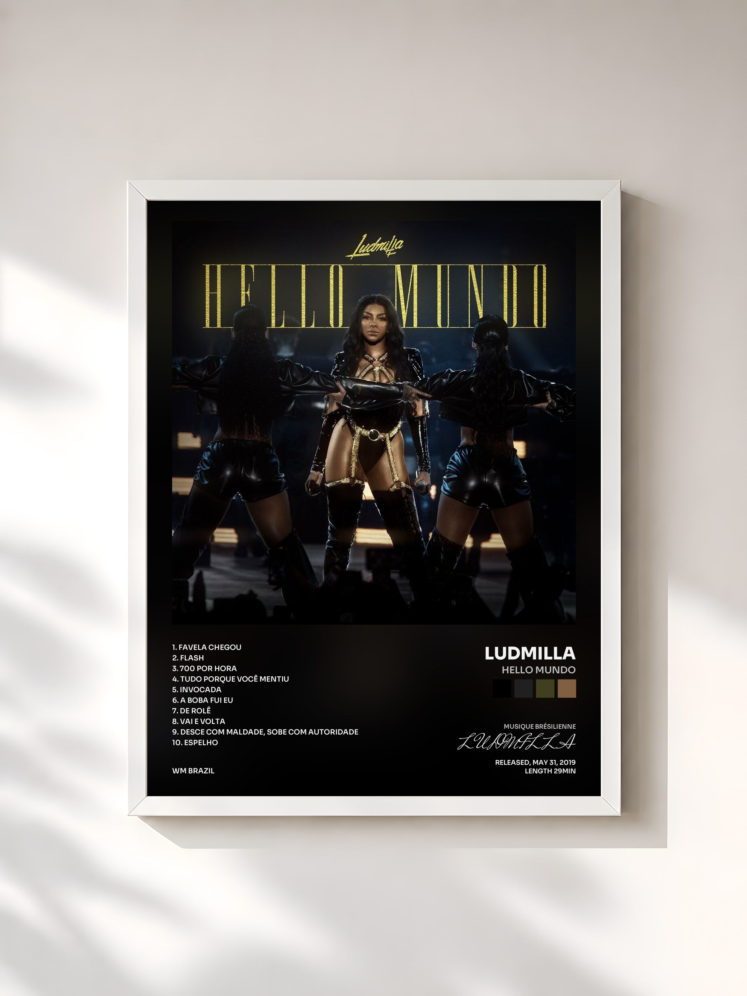 #blanc Tableau de l'album Hello mundo de LUDMILLA, cadre blanc, imprimé et encadré en France