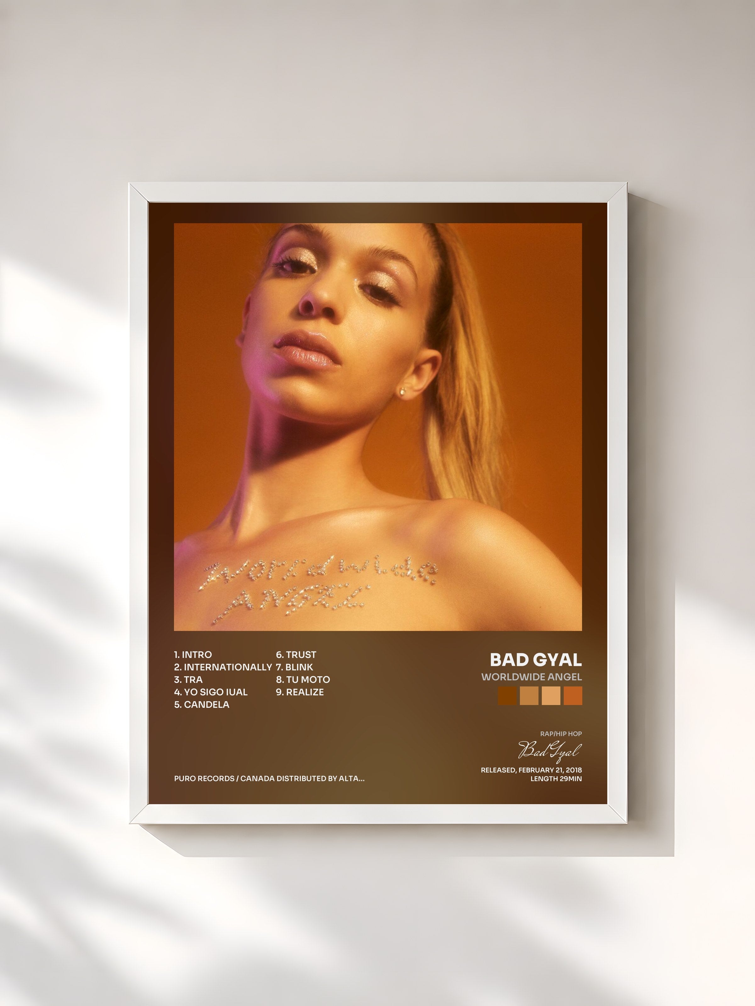 #blanc Tableau de l'album Worldwide Angel de Bad Gyal, cadre blanc, imprimé et encadré en France