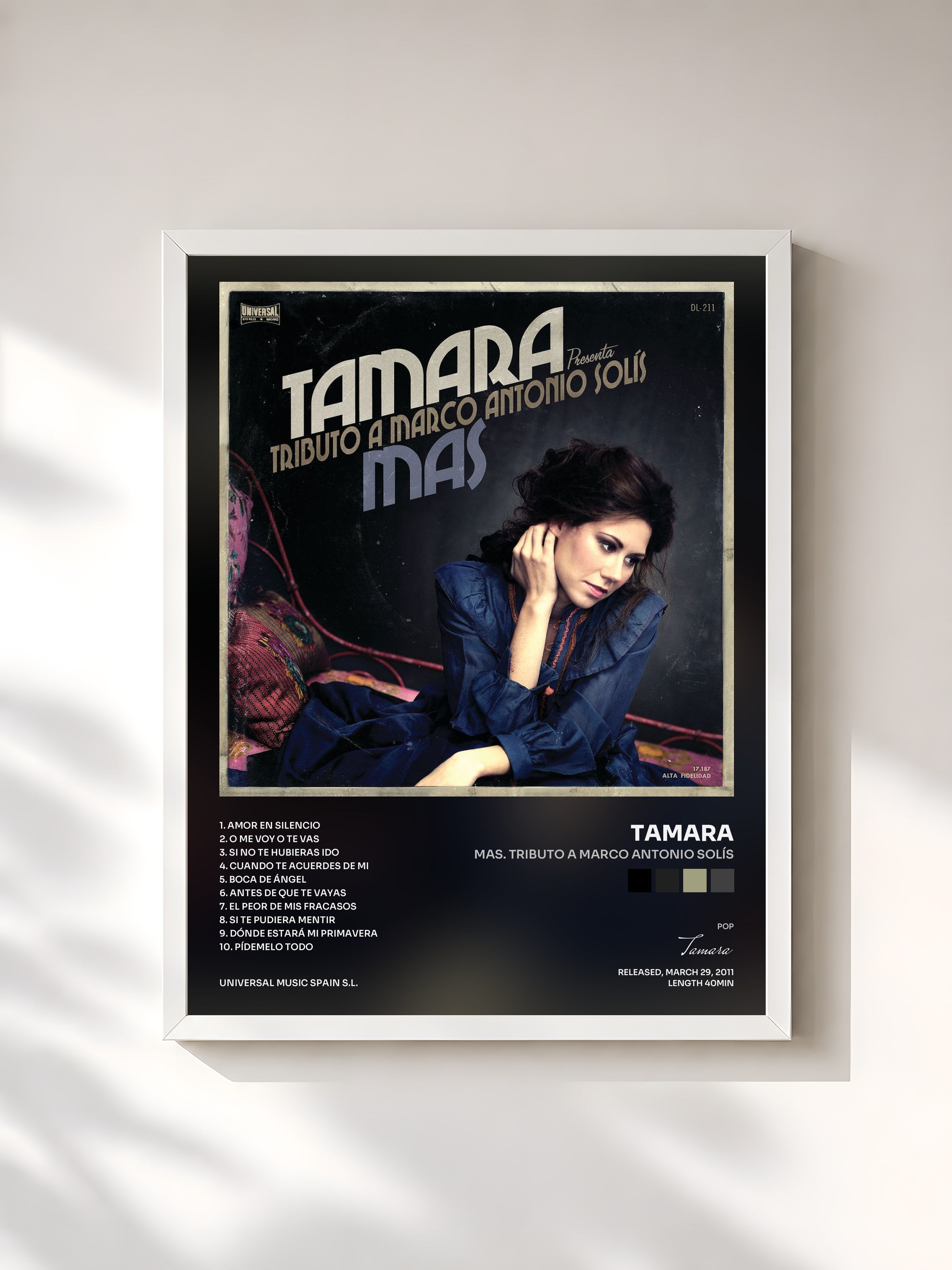 #blanc Tableau de l'album MAS. Tributo A Marco Antonio Solís de Tamara, cadre blanc, imprimé et encadré en France
