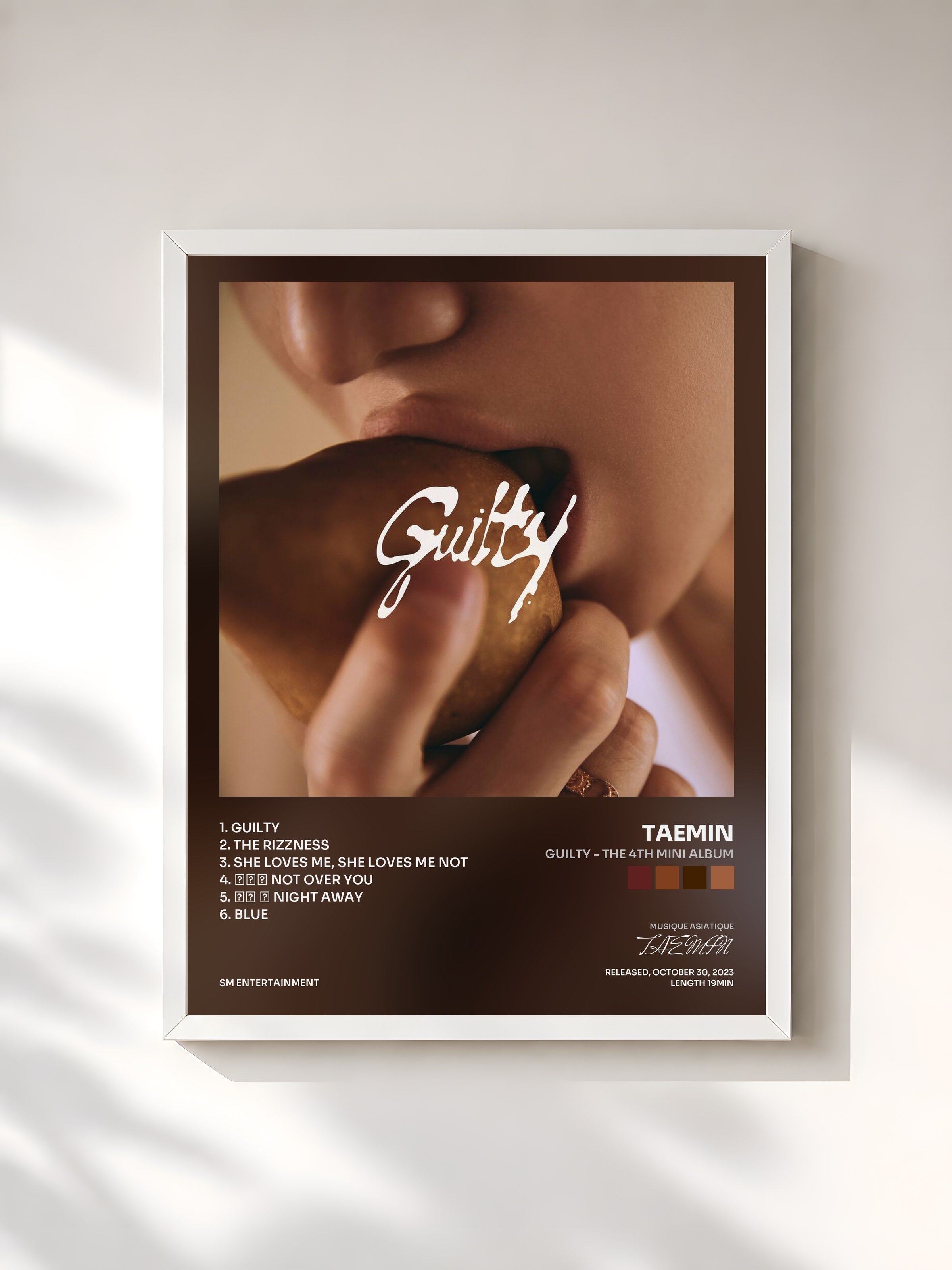#blanc Tableau de l'album Guilty - The 4th Mini Album de TAEMIN, cadre blanc, imprimé et encadré en France